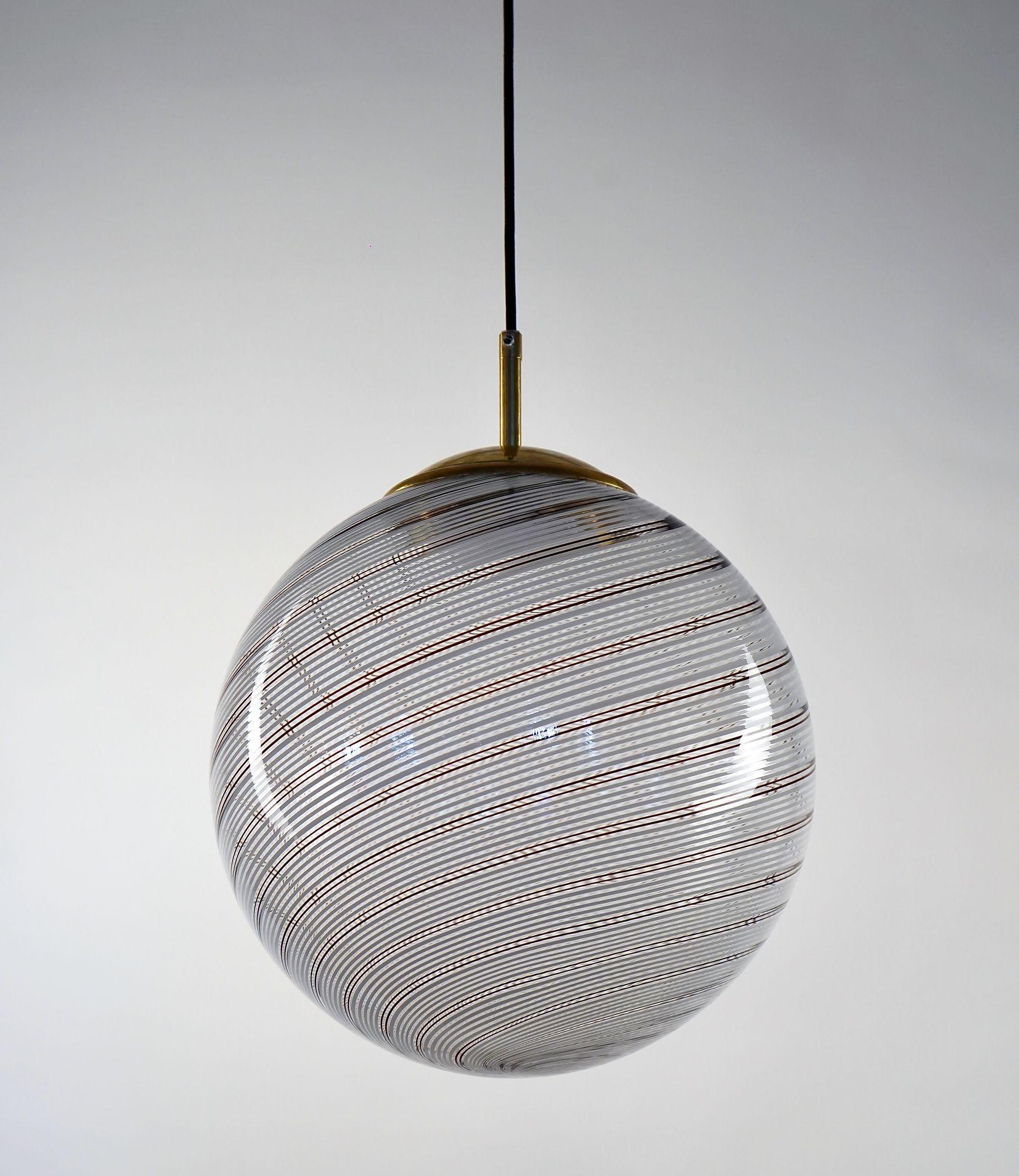 Gaia, sfera in vetro di Murano con 5 sfere bianche e 2 nere di Mezza Filigrana, Piattelli Design in vendita 9