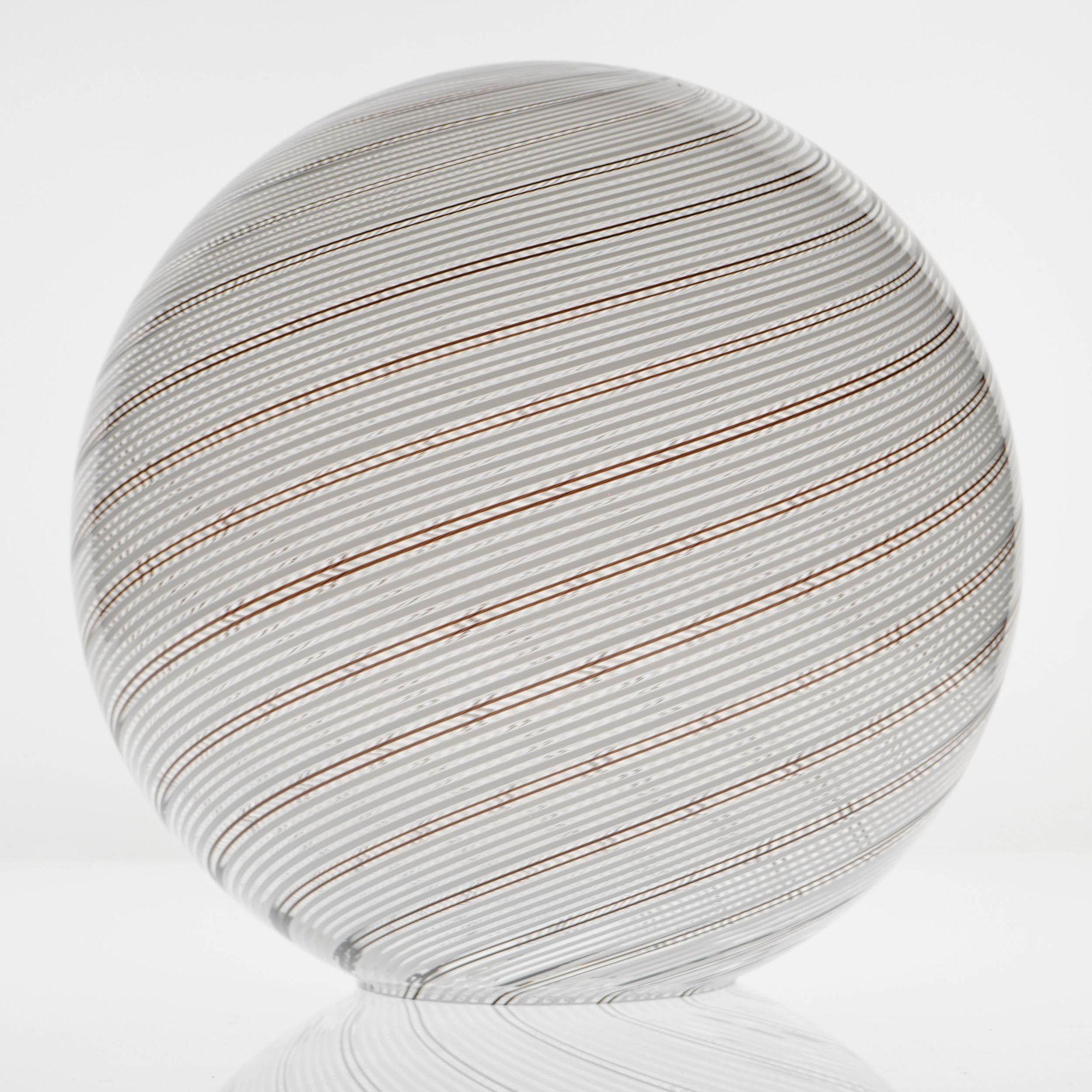 Gaia, sfera in vetro di Murano con 5 sfere bianche e 2 nere di Mezza Filigrana, Piattelli Design in vendita 10