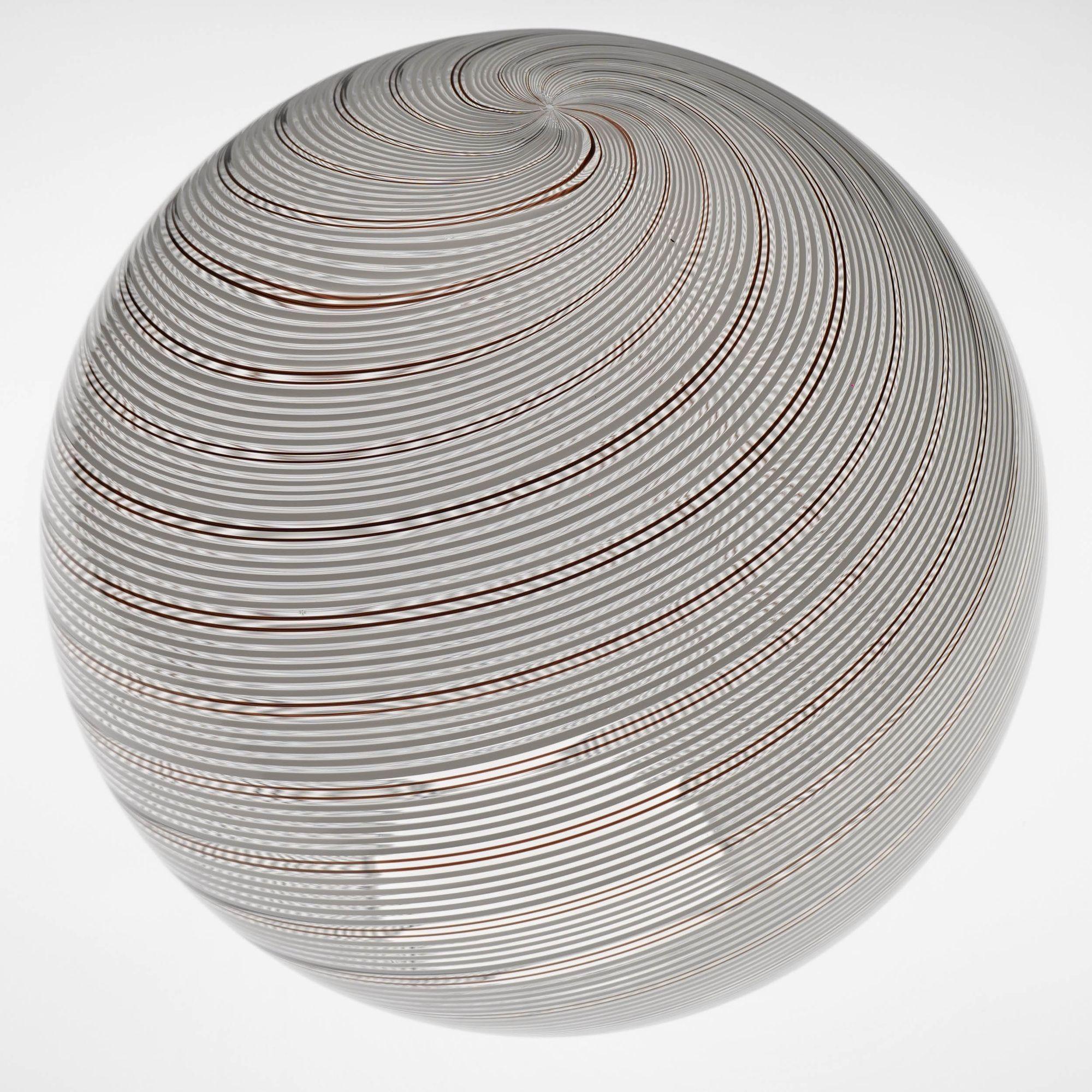 Gaia, sfera in vetro di Murano con 5 sfere bianche e 2 nere di Mezza Filigrana, Piattelli Design in vendita 11