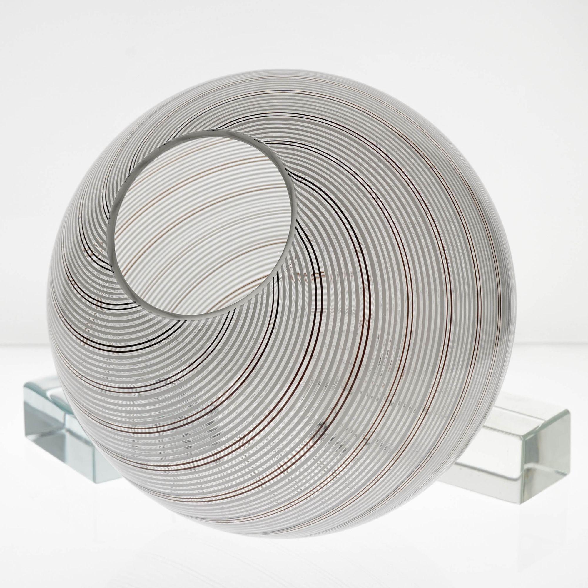 Gaia, sfera in vetro di Murano con 5 sfere bianche e 2 nere di Mezza Filigrana, Piattelli Design in vendita 12