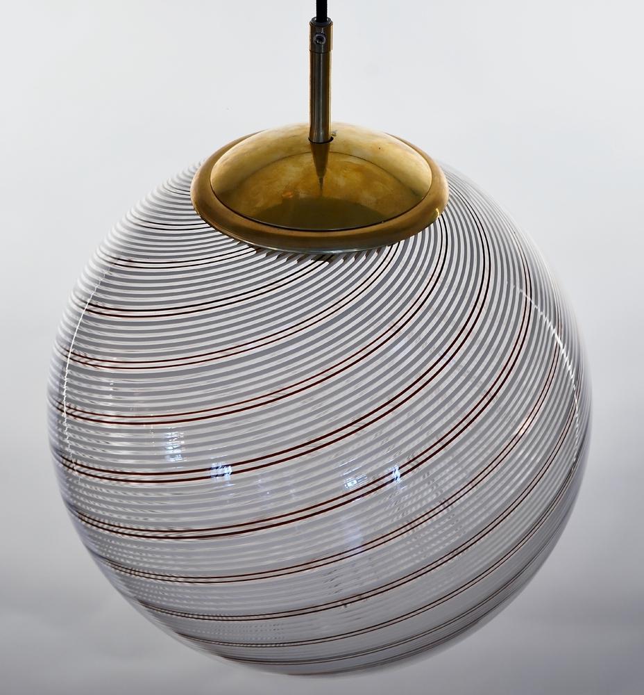 Gaia, sfera in vetro di Murano con 5 sfere bianche e 2 nere di Mezza Filigrana, Piattelli Design in vendita 13