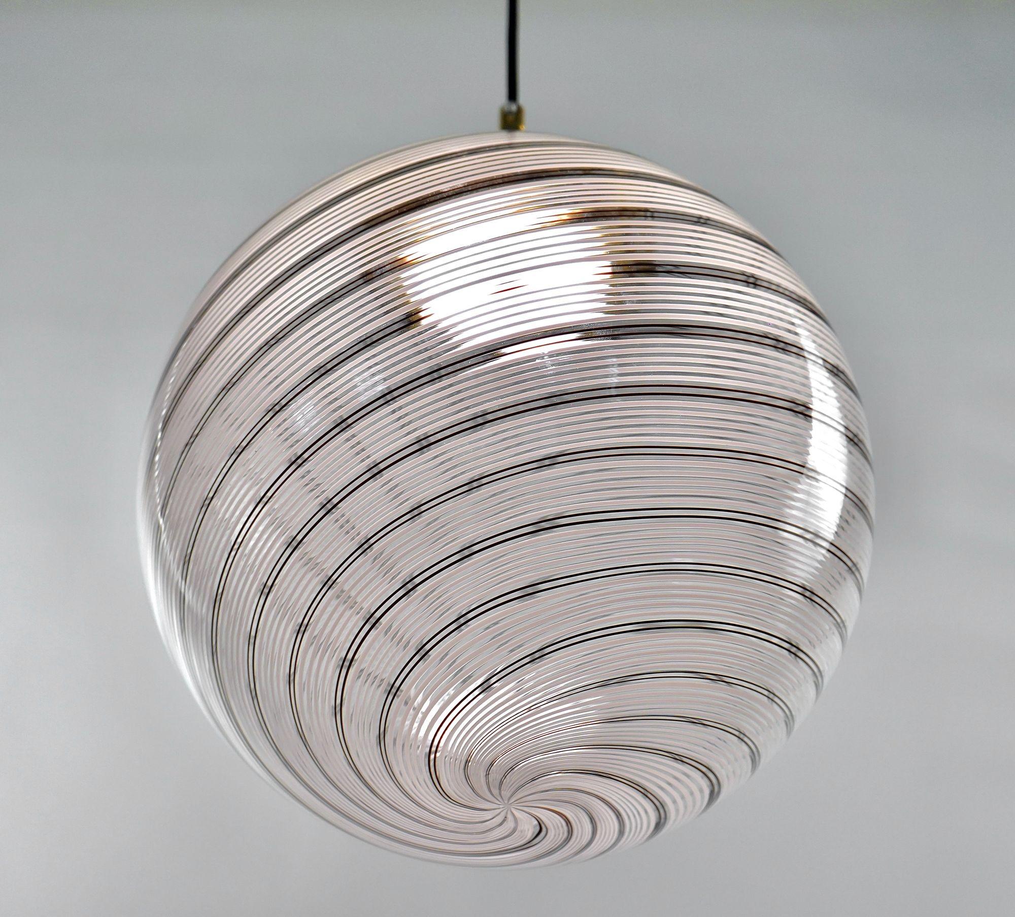 Mid-Century moderno Gaia, sfera in vetro di Murano con 5 sfere bianche e 2 nere di Mezza Filigrana, Piattelli Design in vendita