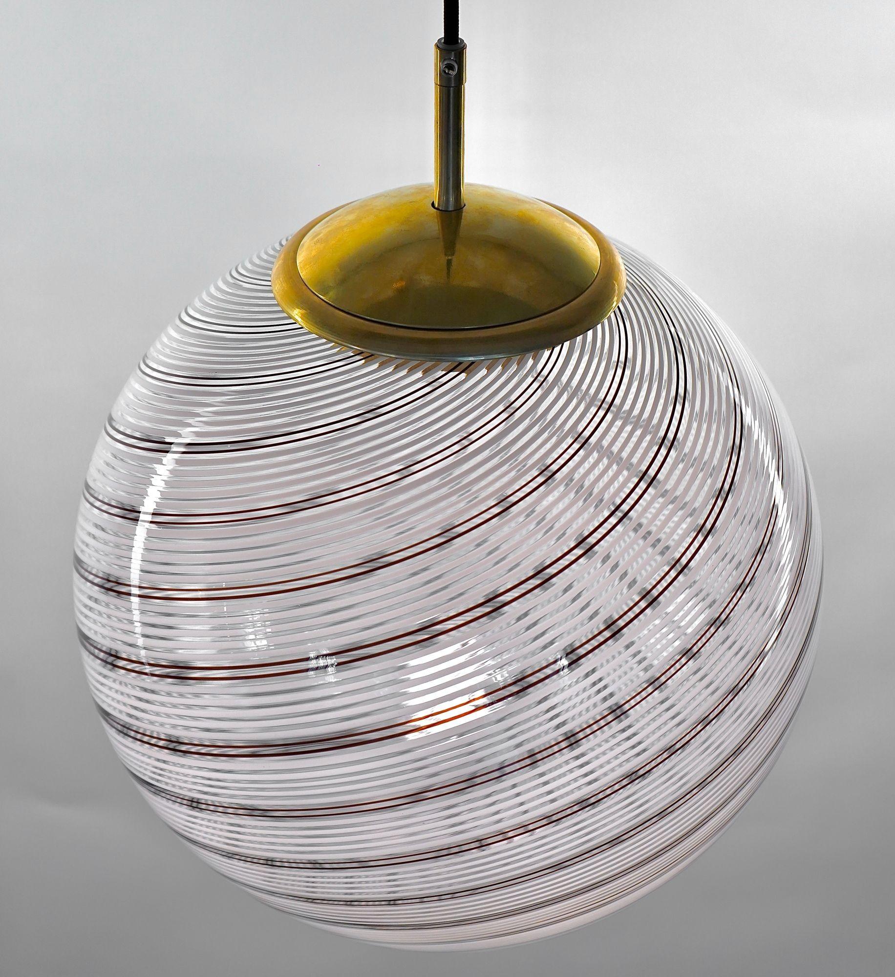 Gaia, sfera in vetro di Murano con 5 sfere bianche e 2 nere di Mezza Filigrana, Piattelli Design In condizioni ottime in vendita a Tavarnelle val di Pesa, Florence
