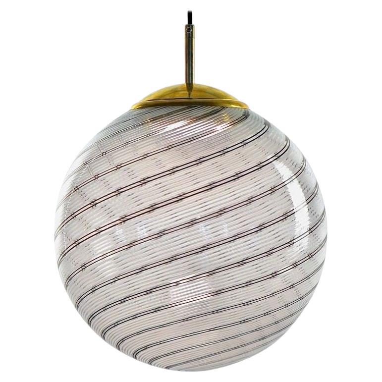 Sphère en verre Mezza Filigrana de Murano 5 blancs et 2 noirs, Piattelli Design