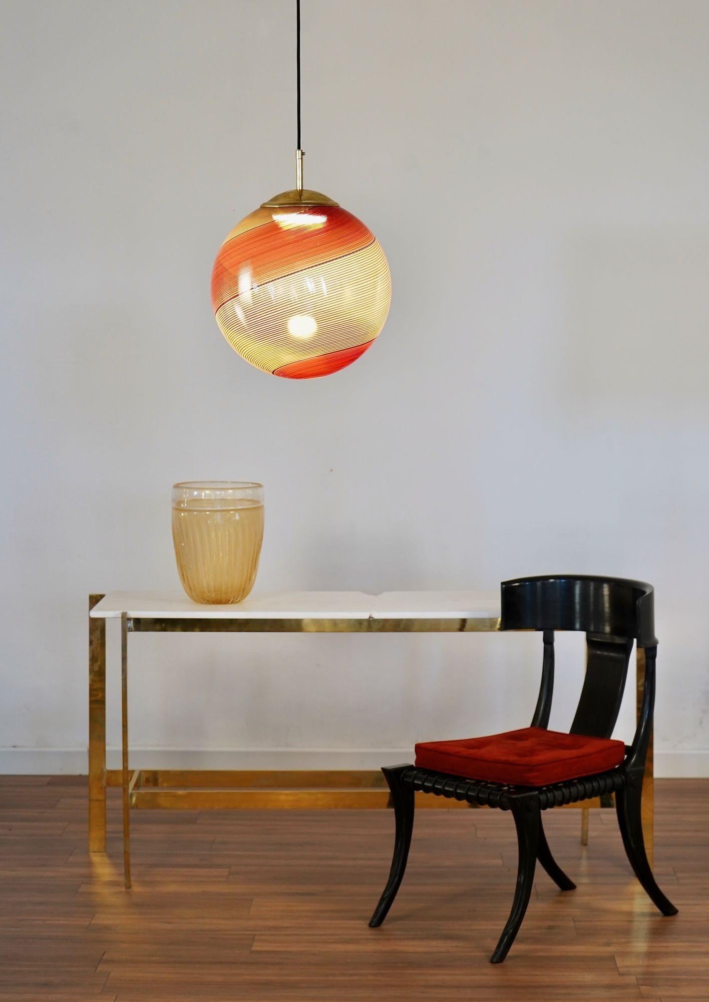 Italiano Gaia, sfera in vetro di Murano Ambra e Mezza Filigrana Rossa, Silvio Piattelli Design in vendita