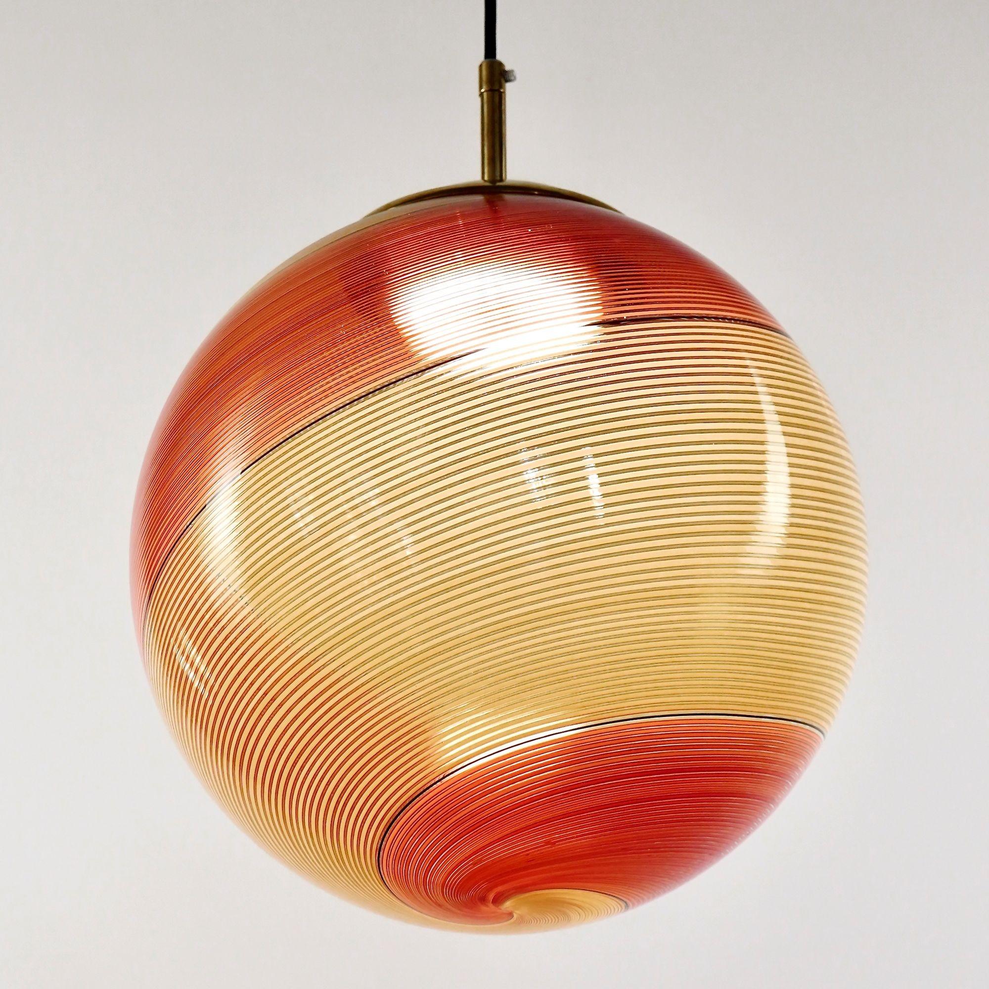 Vetro artistico Gaia, sfera in vetro di Murano Ambra e Mezza Filigrana Rossa, Silvio Piattelli Design in vendita