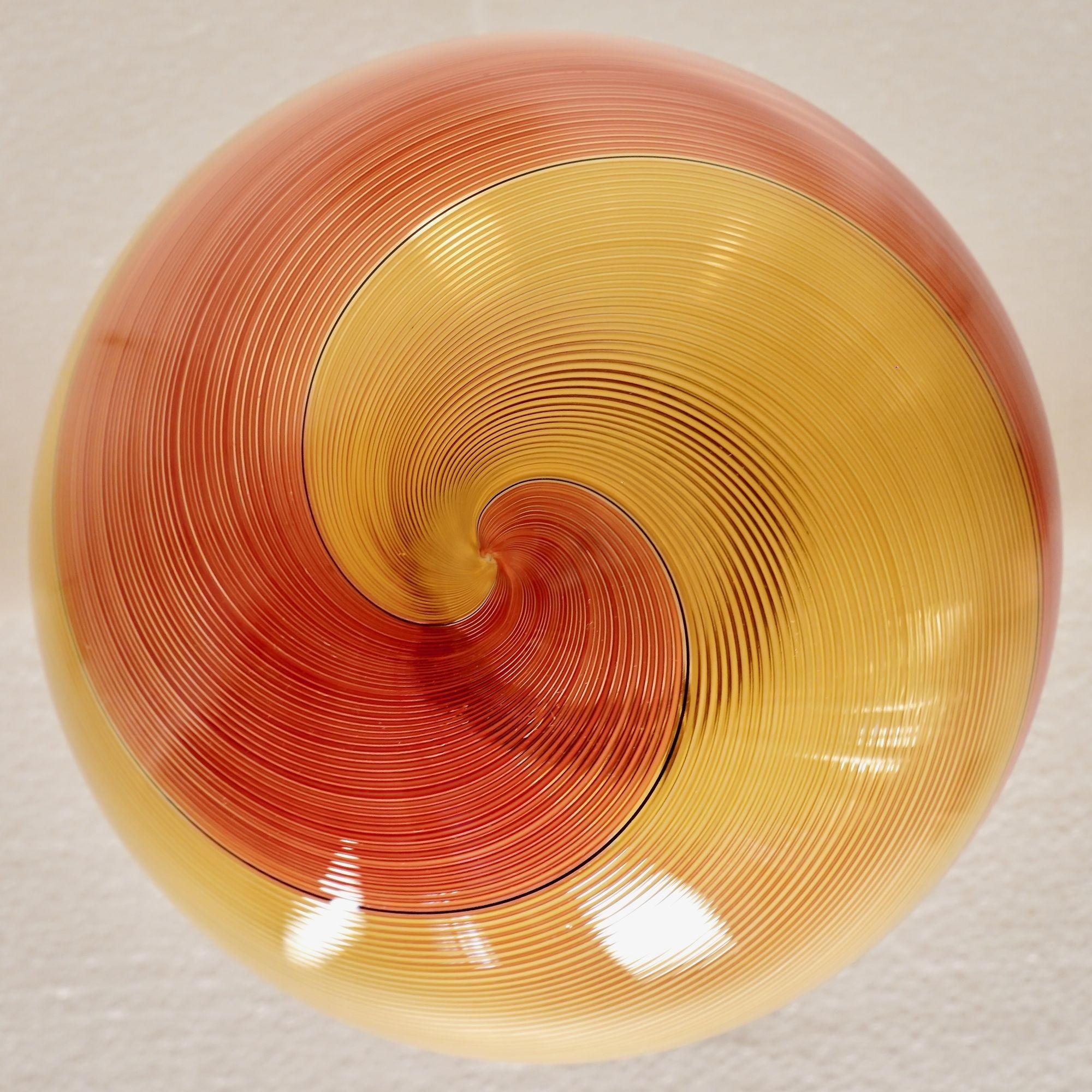 Gaia, sfera in vetro di Murano Ambra e Mezza Filigrana Rossa, Silvio Piattelli Design in vendita 4
