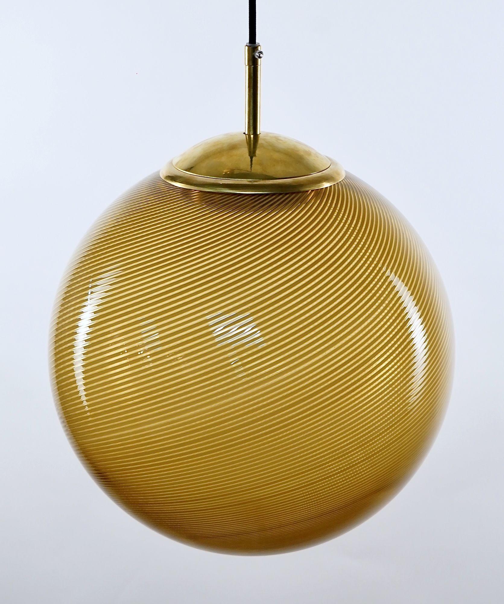 sphère en verre de Murano ambré Mezza Filigrana Tessuto, Silvio Piattelli Design en vente 11