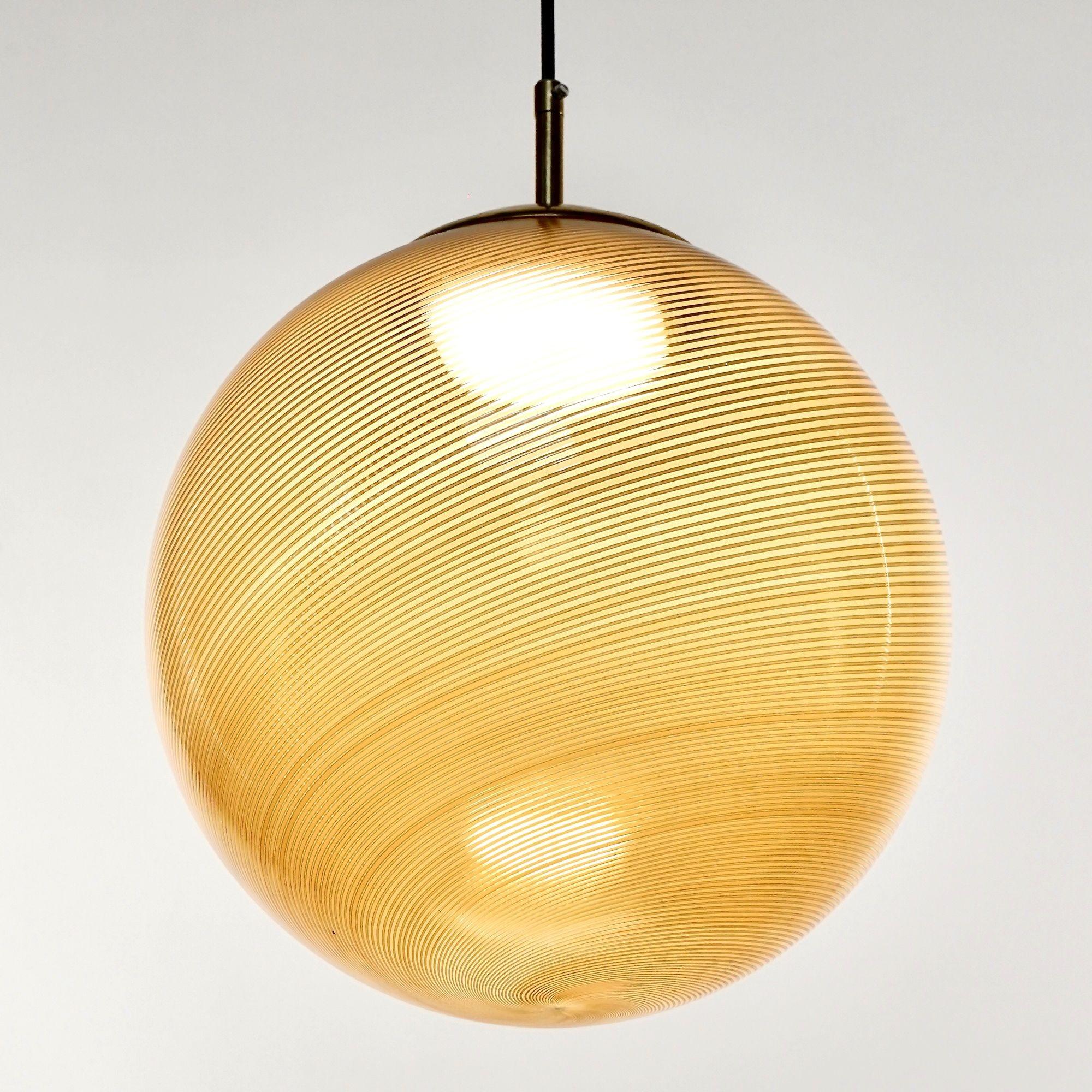 Verre d'art sphère en verre de Murano ambré Mezza Filigrana Tessuto, Silvio Piattelli Design en vente