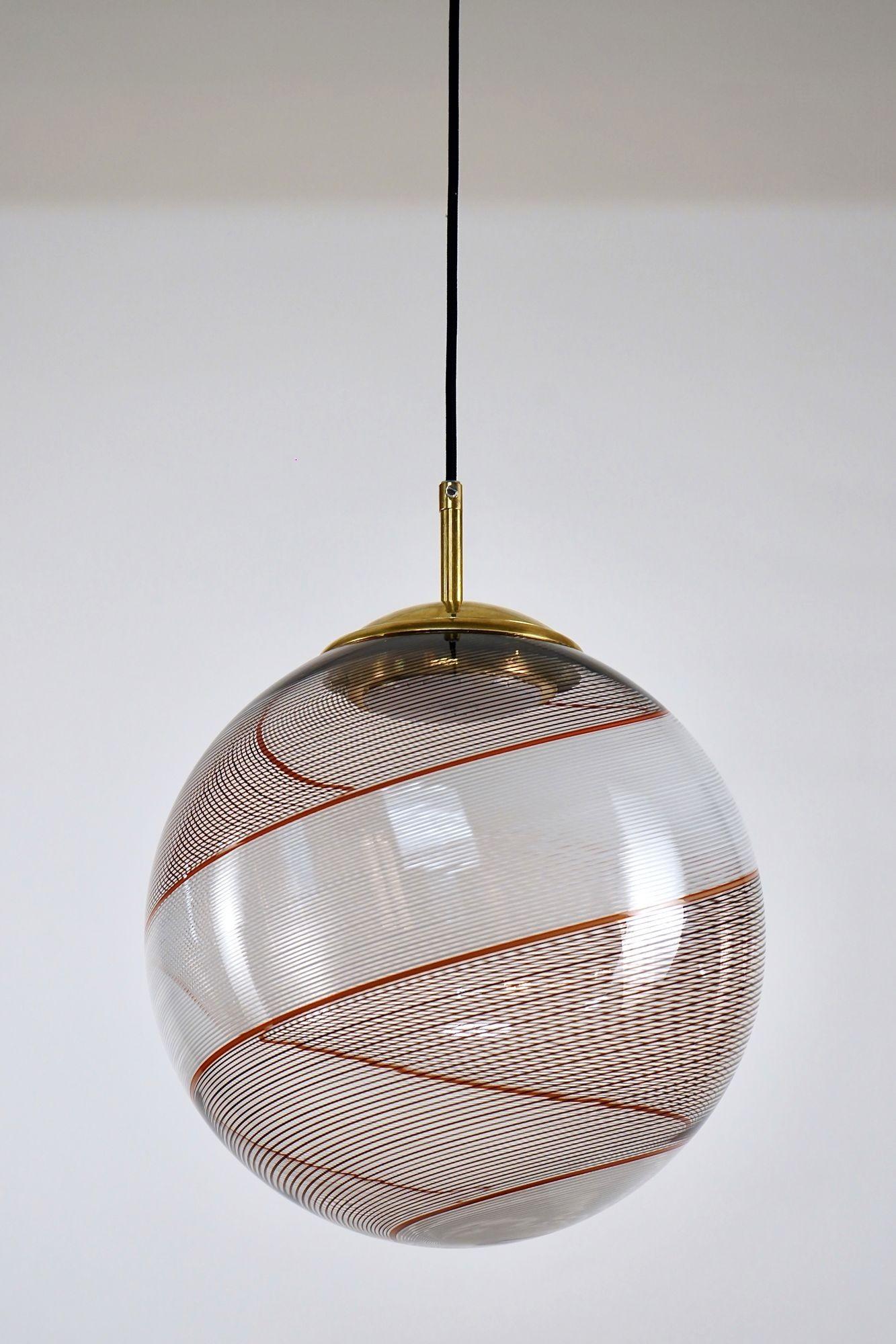 Gaia, sfera in vetro di Murano bianco e nero Mezza Filigrana, Piattelli Design in vendita 4
