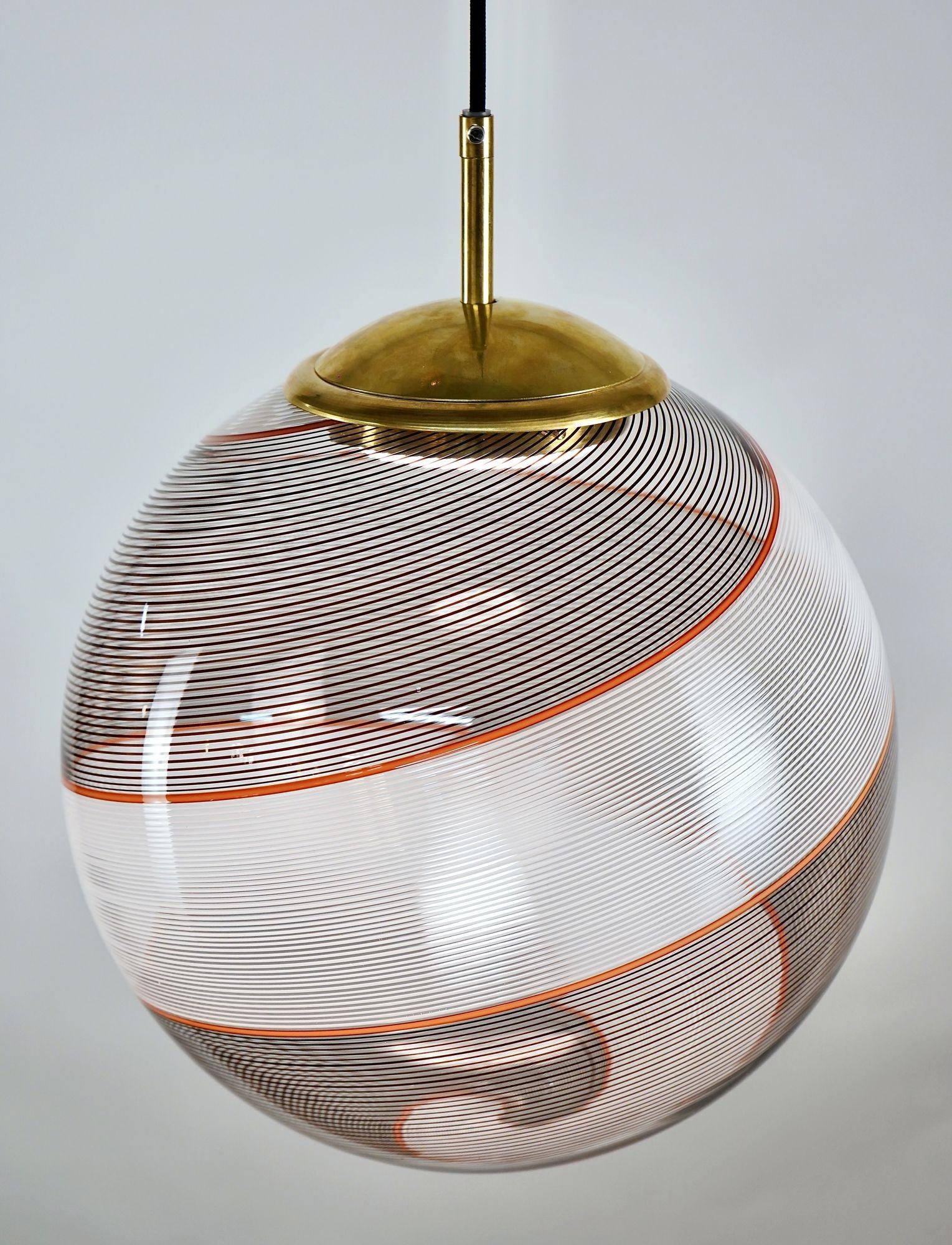 Gaia, sfera in vetro di Murano bianco e nero Mezza Filigrana, Piattelli Design in vendita 5
