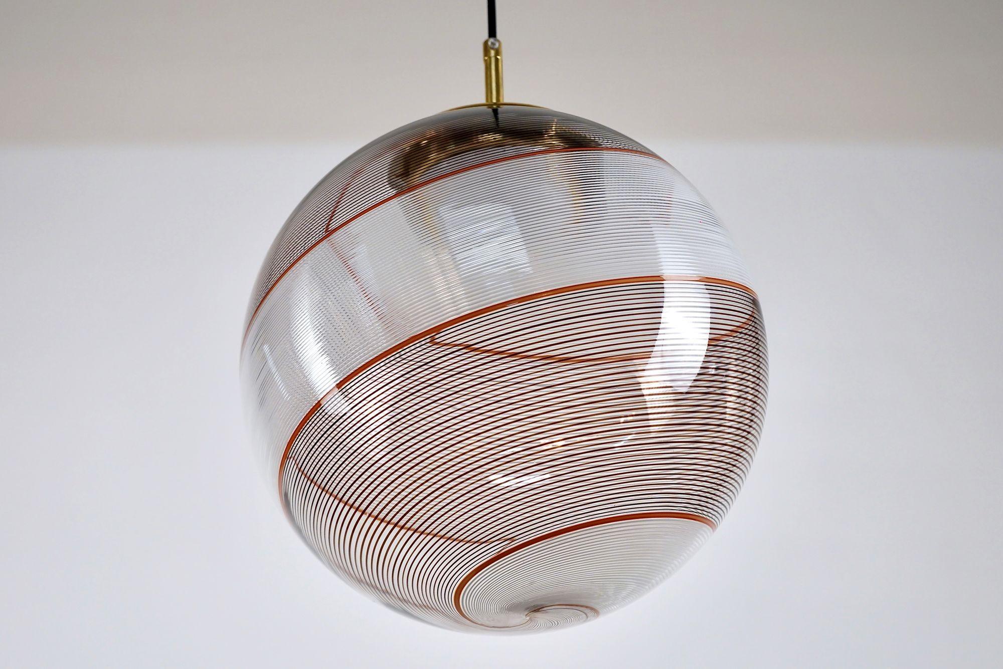 Gaia, sfera in vetro di Murano bianco e nero Mezza Filigrana, Piattelli Design in vendita 9