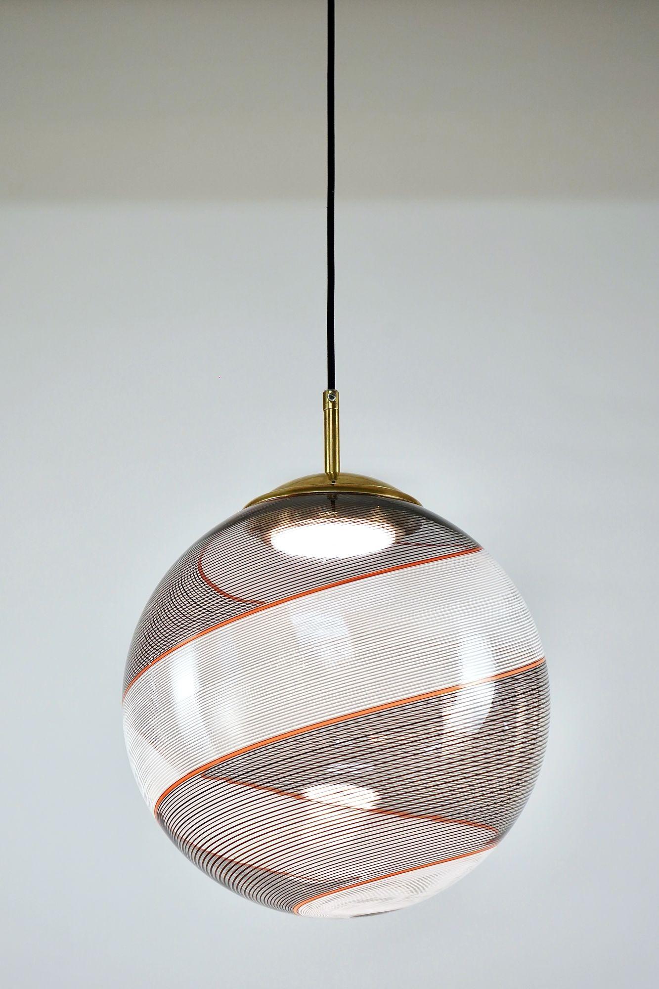Mid-Century moderno Gaia, sfera in vetro di Murano bianco e nero Mezza Filigrana, Piattelli Design in vendita