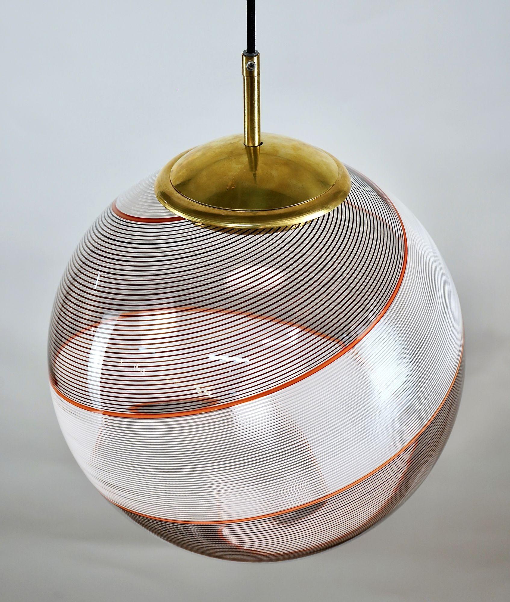 Gaia, sfera in vetro di Murano bianco e nero Mezza Filigrana, Piattelli Design In condizioni ottime in vendita a Tavarnelle val di Pesa, Florence