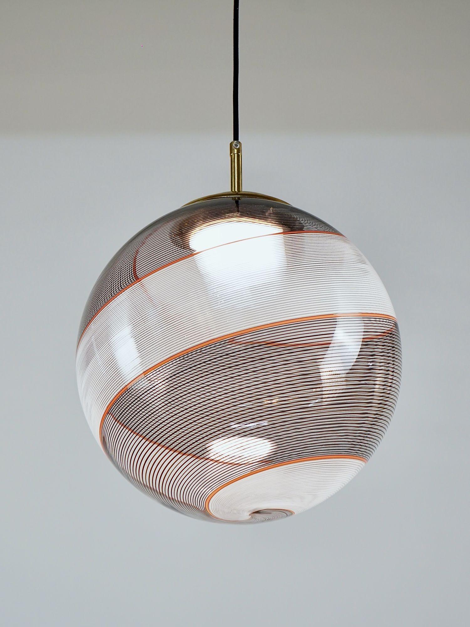 Ottone Gaia, sfera in vetro di Murano bianco e nero Mezza Filigrana, Piattelli Design in vendita