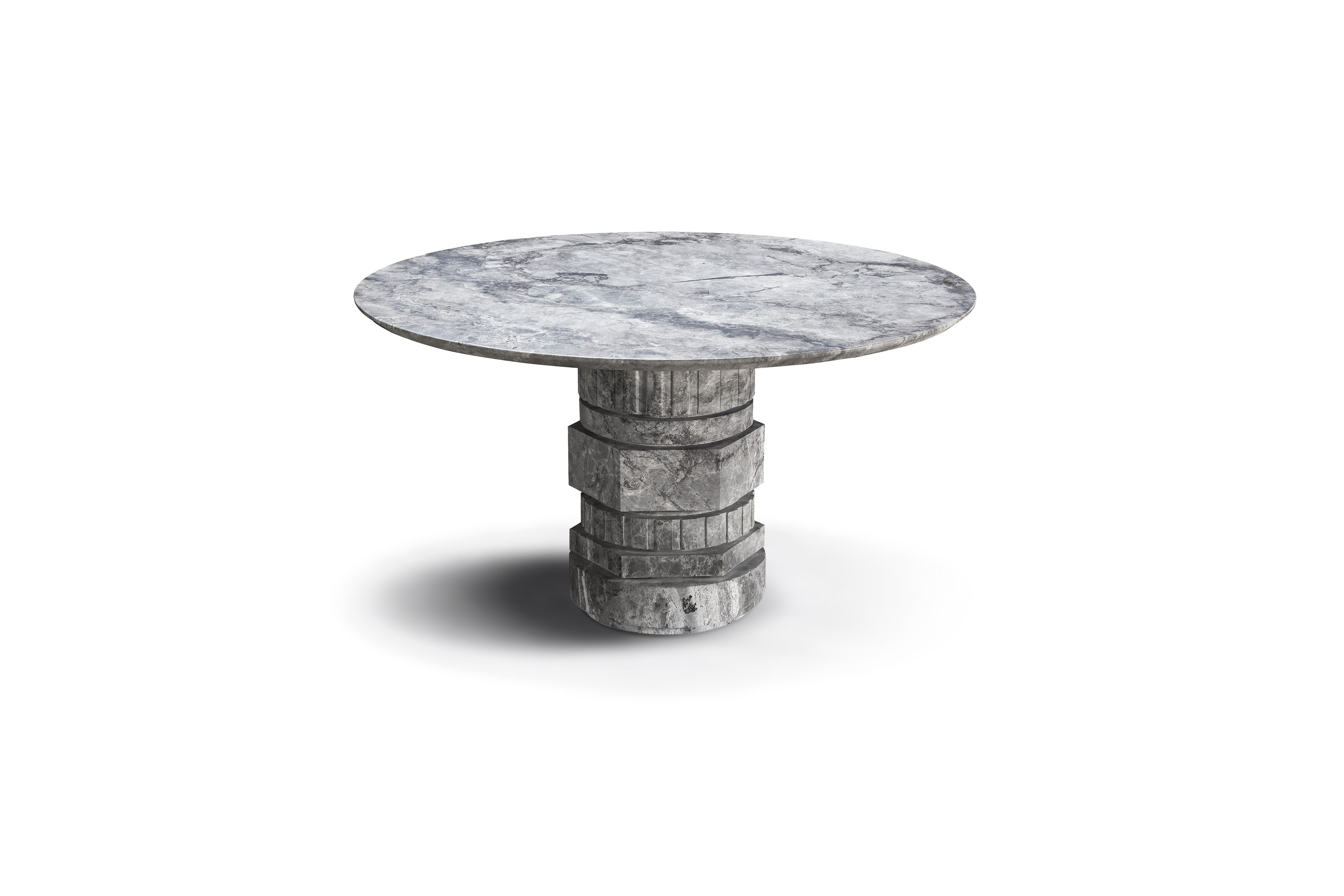 Fabricada en mármol Glory Mix pulido, Gaia es una mesa redonda escultural que sirve como centro de mesa para el comedor o la entrada. Su silueta arquitectónica recuerda a las columnas clásicas, mientras que las formas cilíndricas en capas evocan los