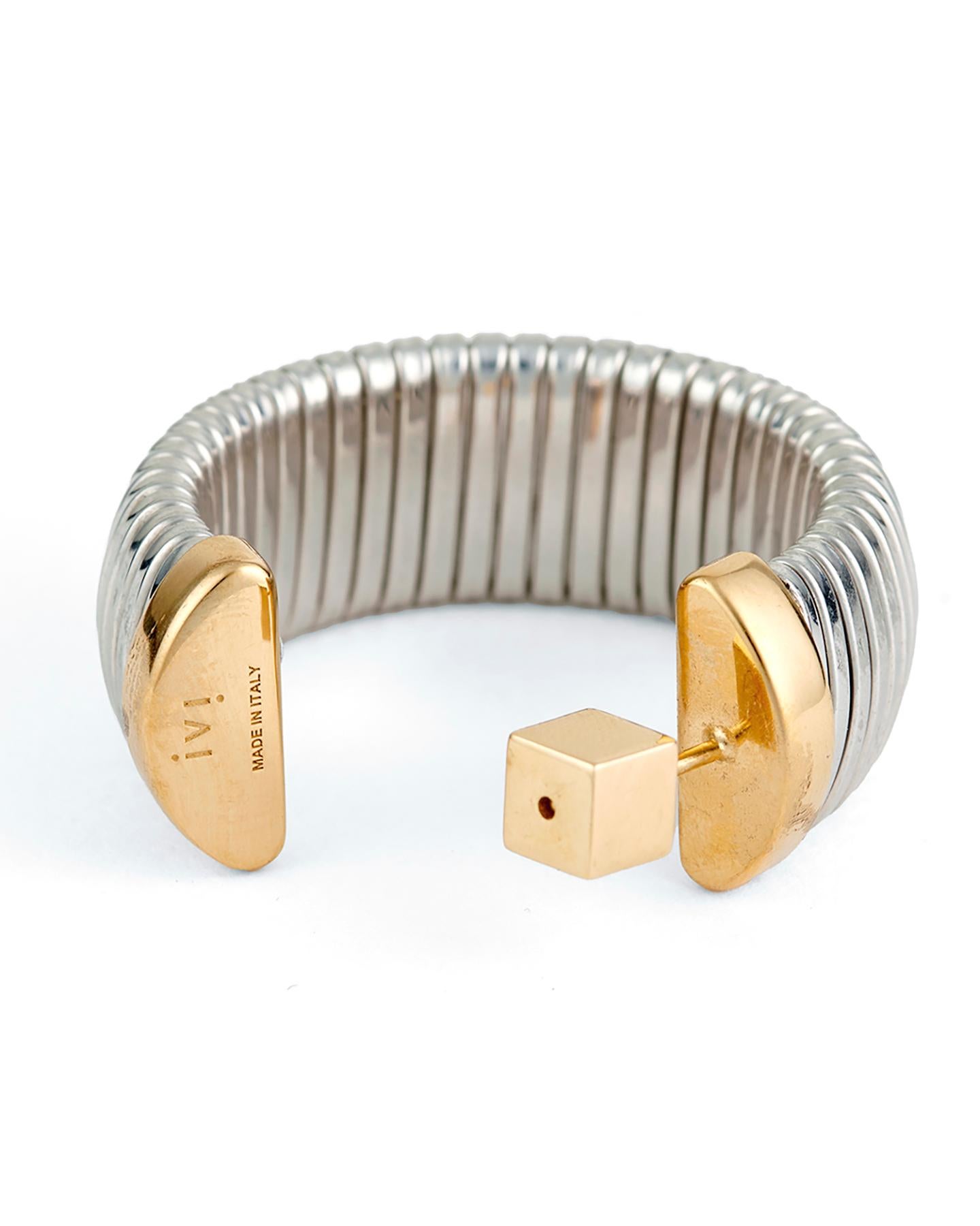 The Gaia hoops are shaped using the classic Tubogas technique. Featuring a striking two-tone finish, the rigid, rhodium-plated silhouette is tipped with gold edges.

Details:
925 Sterling Silver
Plated in Rhodium
Weight: 33g


Quality:
925 Sterling