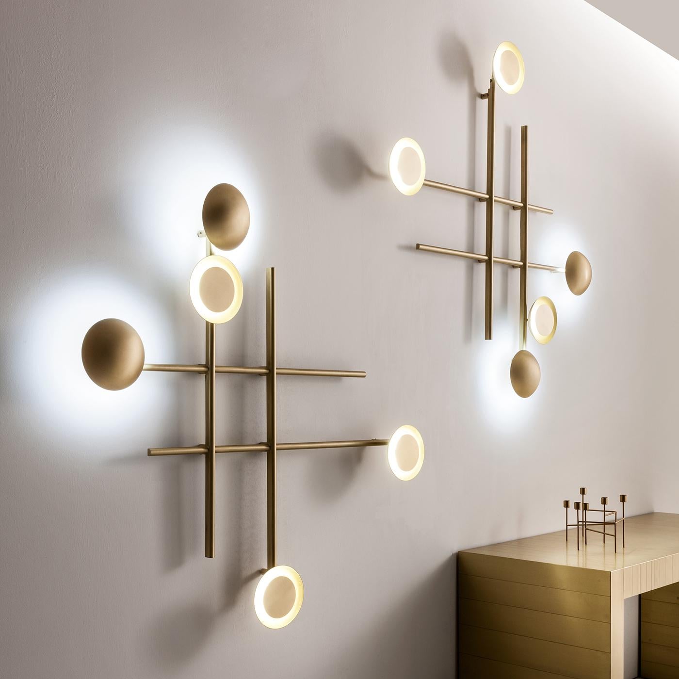 The Gaia wall lamp combines the functionality of warm LED lighting with impressive architectural geometry. This distinctive design by Cesare Arosio is extremely versatile and different configurations of the discs covering the LED bulbs create