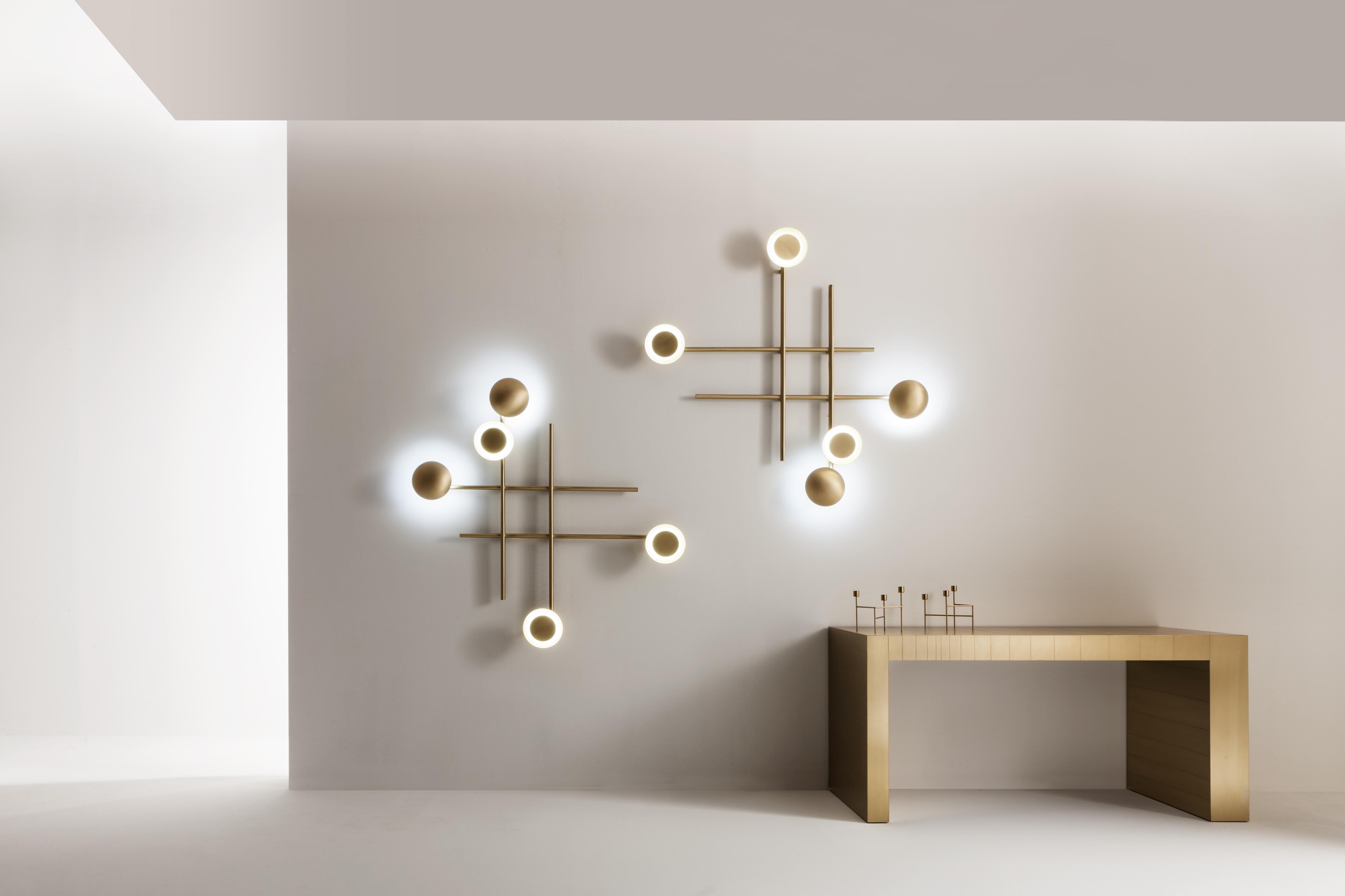 Lampada da parete Gaia Small di Laurameroni
Dimensioni: L. 130 x P. 130 x H. 11,4 cm
Materiali: Ottone satinato. 

Piccola lampada da soffitto o da parete in ottone satinato, fissata con 8 cavi d'acciaio o direttamente a