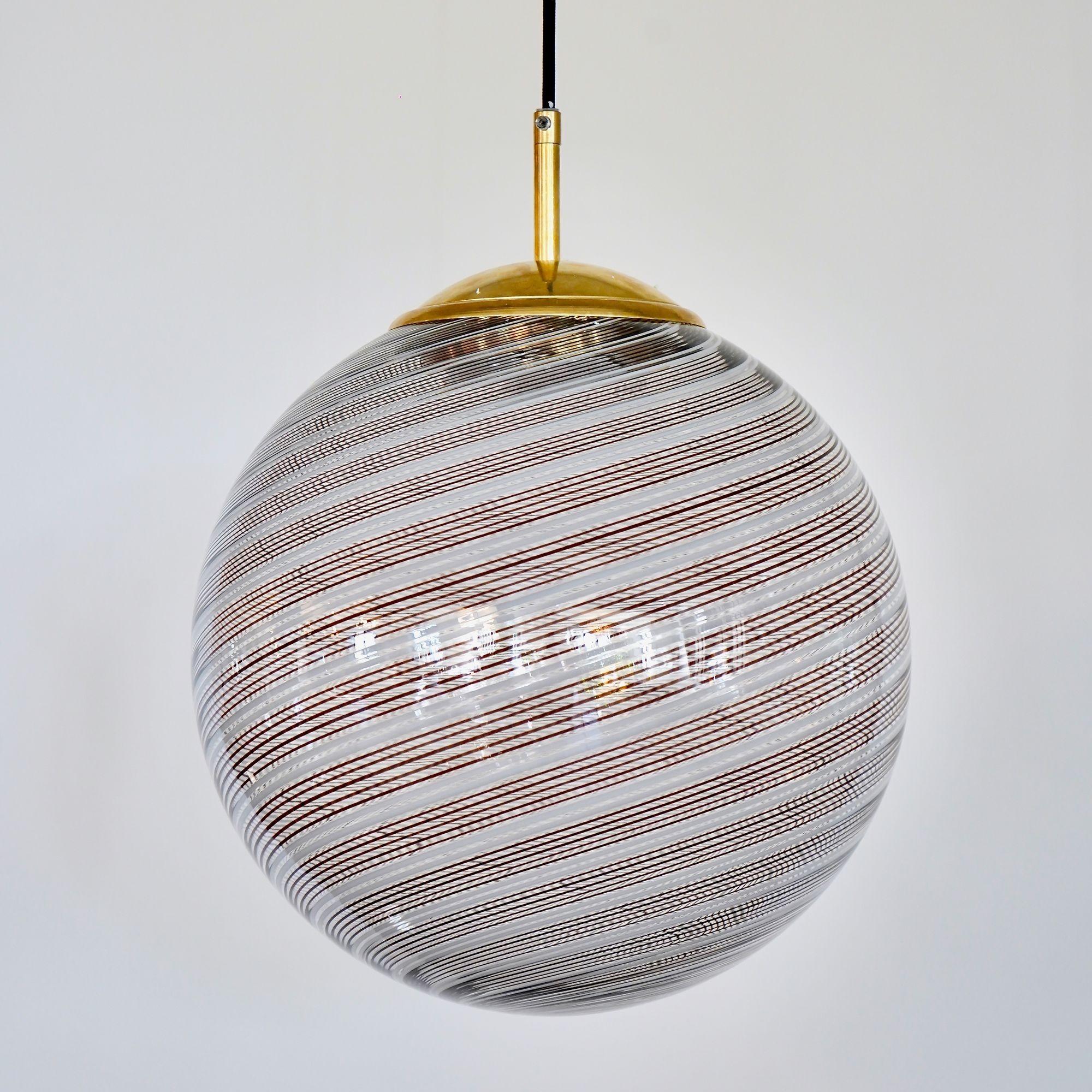 Gaia Trittico, 3 Murano 5 Schwarz 2 Weiß Filigrana-Glaskugel, Piattelli Design im Angebot 7