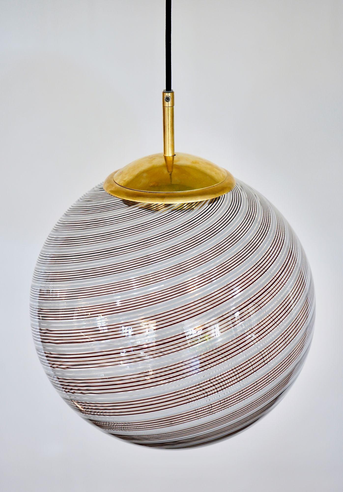Gaia Trittico, 3 Murano 5 Schwarz 2 Weiß Filigrana-Glaskugel, Piattelli Design im Angebot 12