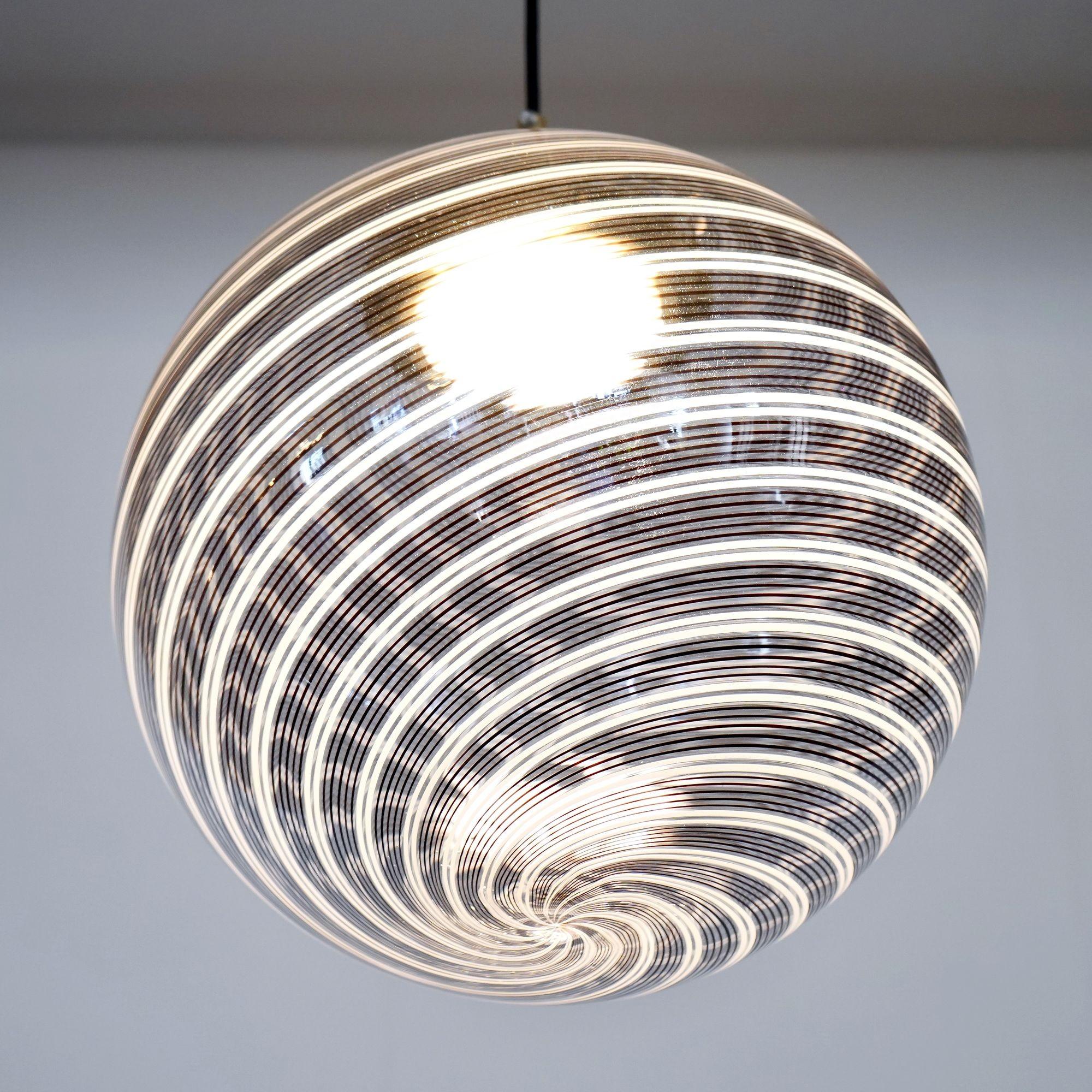 Gaia Trittico, 3 Murano 5 Schwarz 2 Weiß Filigrana-Glaskugel, Piattelli Design im Angebot 1