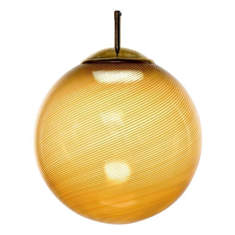 La Collection S'est enrichie d'une série de sphères lumineuses qui renouent avec la technique traditionnelle du milieu du siècle à Murano, connue sous le nom de Mezza Filigrana.

Cette collection offre un potentiel illimité, permettant aux clients