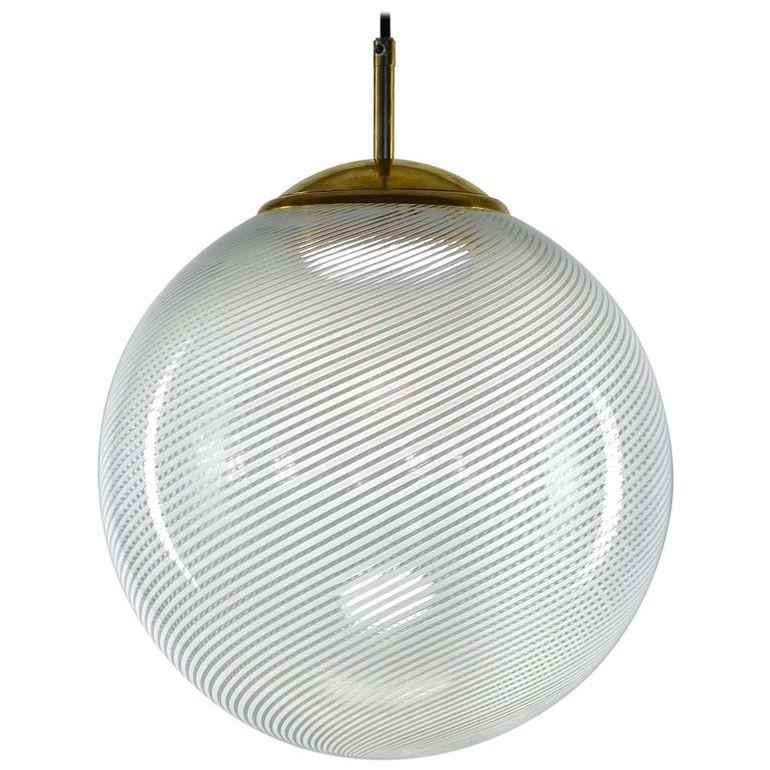 La Collection Gaia apporte une touche de modernité à l'éclairage avec des sphères qui font revivre la technique de Mezza Filigrana utilisée à Murano au milieu du siècle dernier. Cette collection offre une grande flexibilité, vous permettant de