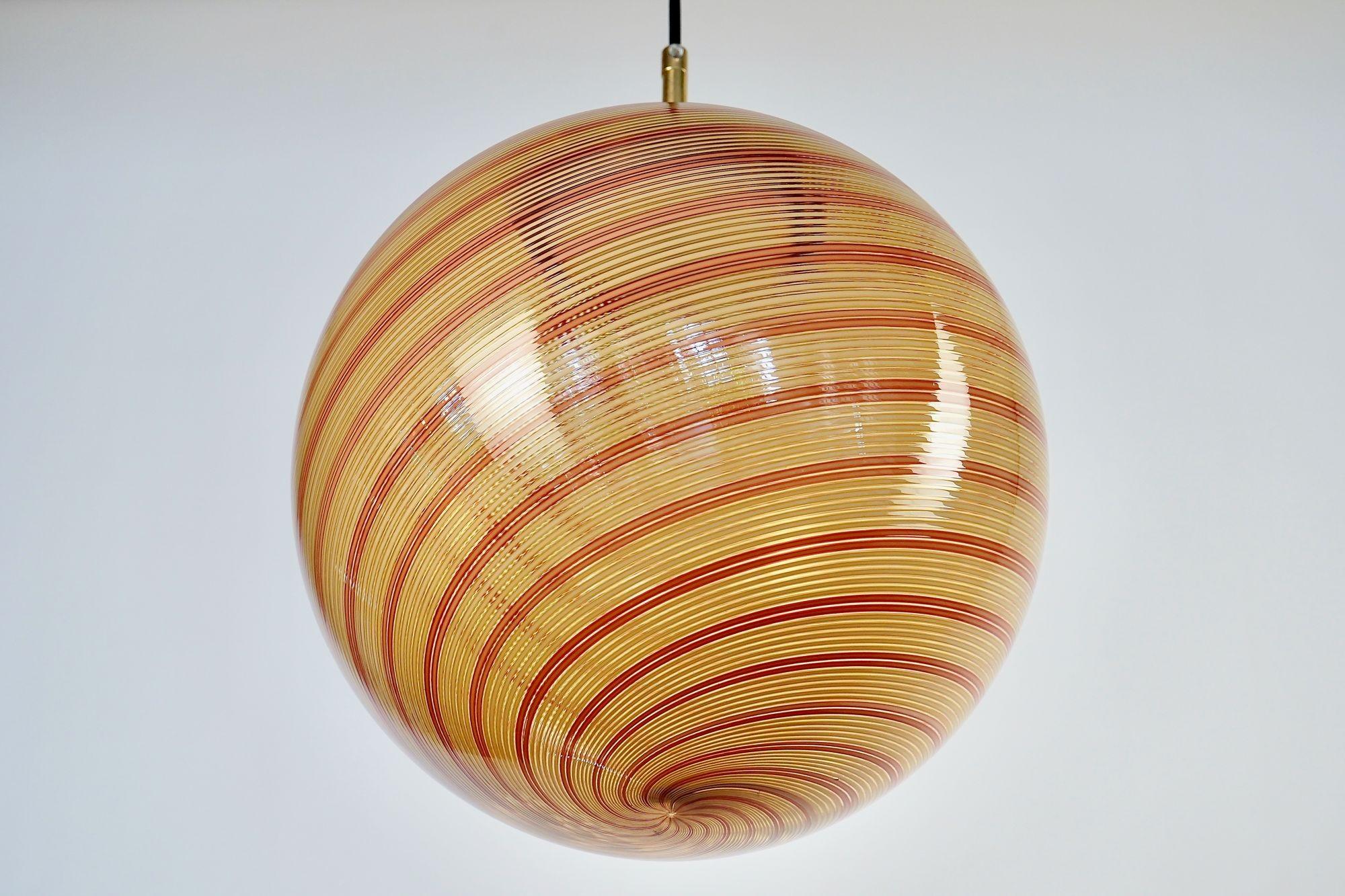 Ensemble Gaia Trittico de 3 sphères en verre filigrana Mezza ambré/rouge de Murano, Piattelli en vente 3