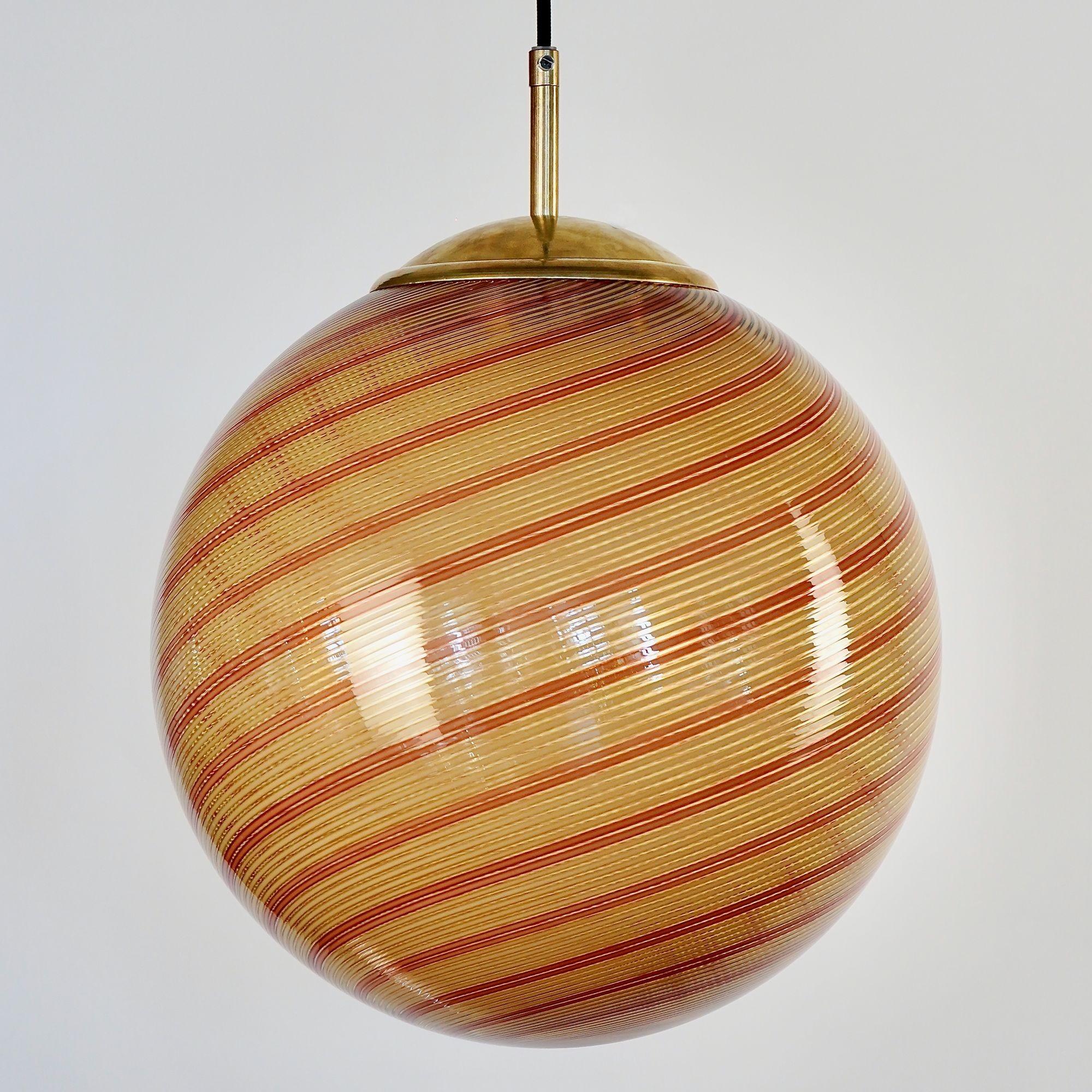 Ensemble Gaia Trittico de 3 sphères en verre filigrana Mezza ambré/rouge de Murano, Piattelli en vente 5