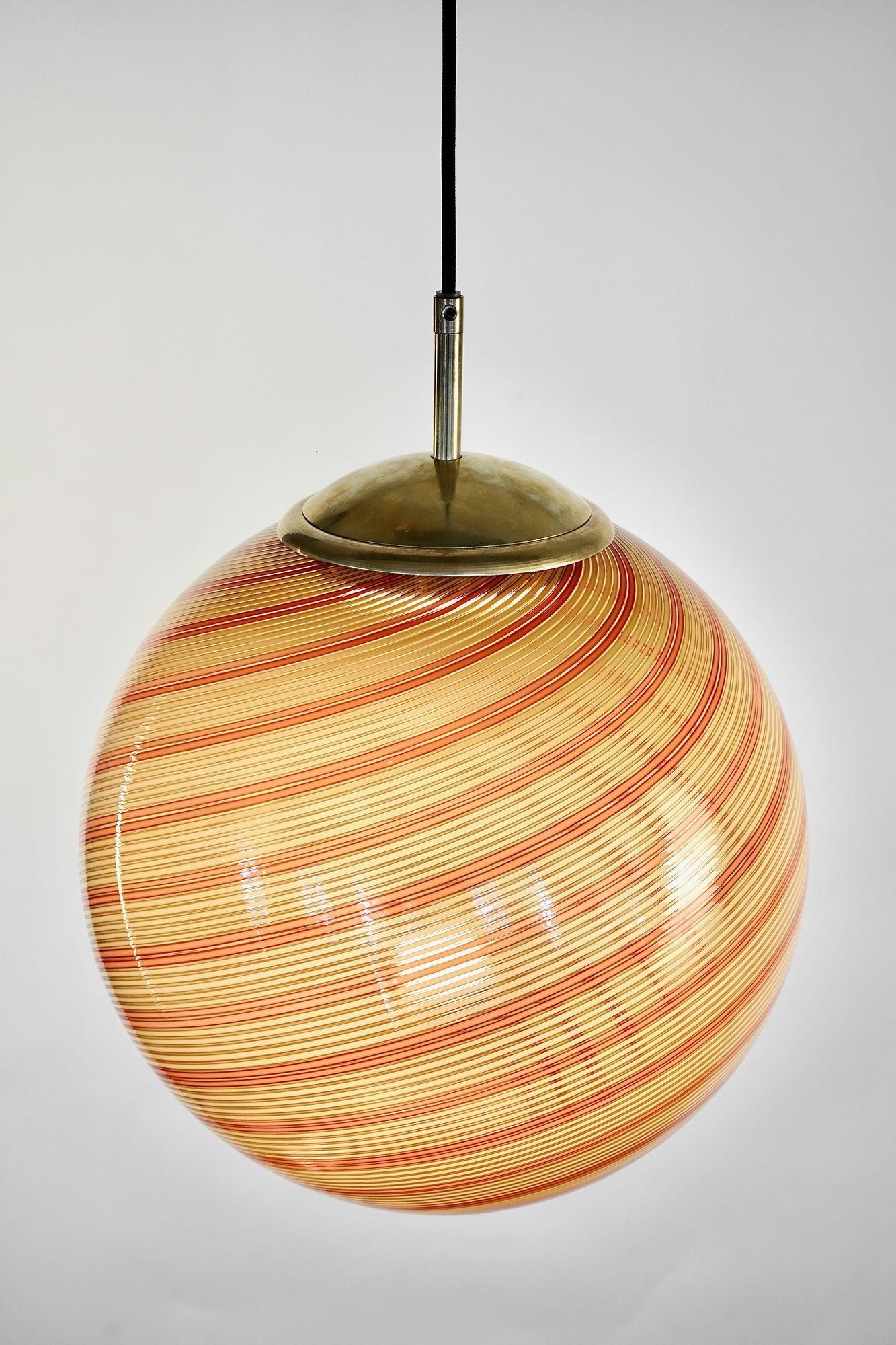 Ensemble Gaia Trittico de 3 sphères en verre filigrana Mezza ambré/rouge de Murano, Piattelli en vente 6