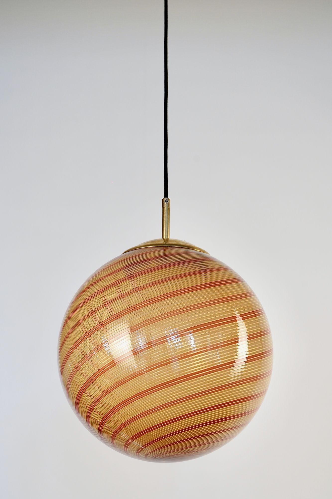 Ensemble Gaia Trittico de 3 sphères en verre filigrana Mezza ambré/rouge de Murano, Piattelli en vente 7