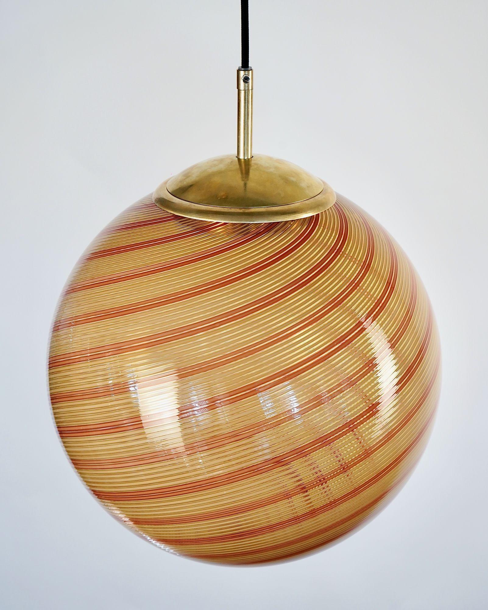 Ensemble Gaia Trittico de 3 sphères en verre filigrana Mezza ambré/rouge de Murano, Piattelli en vente 9