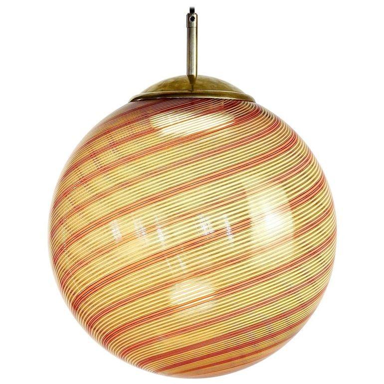 Cette annonce concerne le lot de 3 globes Gaia Mezza Filigrana en rouge et ambre.

La Collection Gaia est une étonnante série de sphères d'éclairage qui redonnent vie à une technique intemporelle du milieu du siècle à Murano, connue sous le nom de