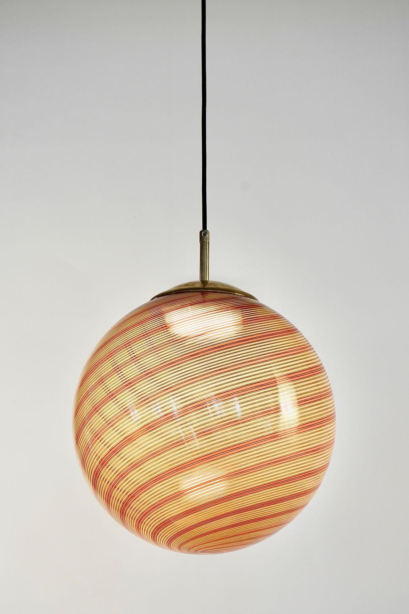italien Ensemble Gaia Trittico de 3 sphères en verre filigrana Mezza ambré/rouge de Murano, Piattelli en vente
