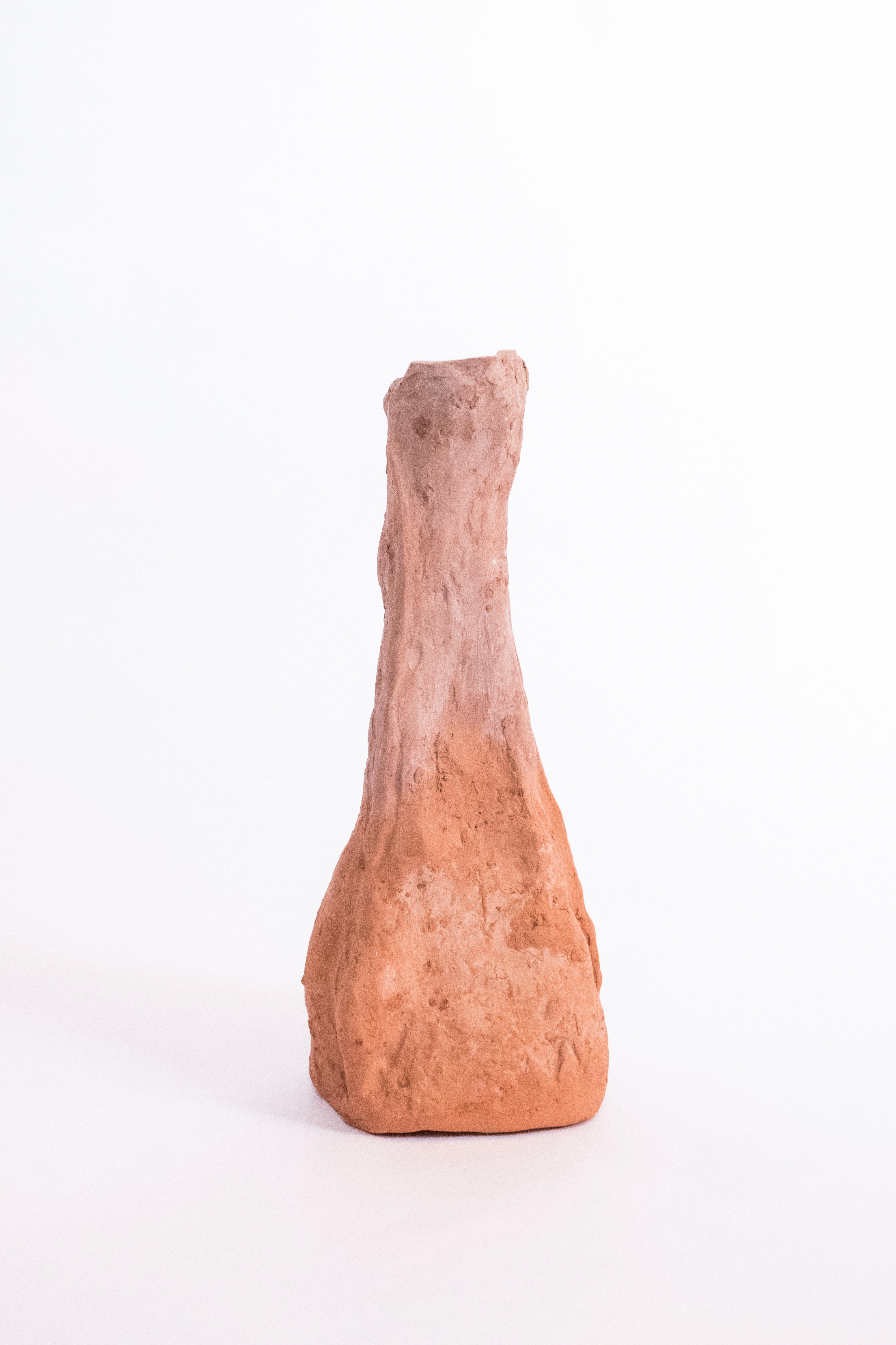 Gaïamorphism, unique organic vase, Aurore
Measures: 23 x 8 x 7.5 cm

Established in Gironde estuary, Gaïamorphism process embodies the local topography through raw available material by using ancestral ceramic techniques. Gaïamorphism draws here