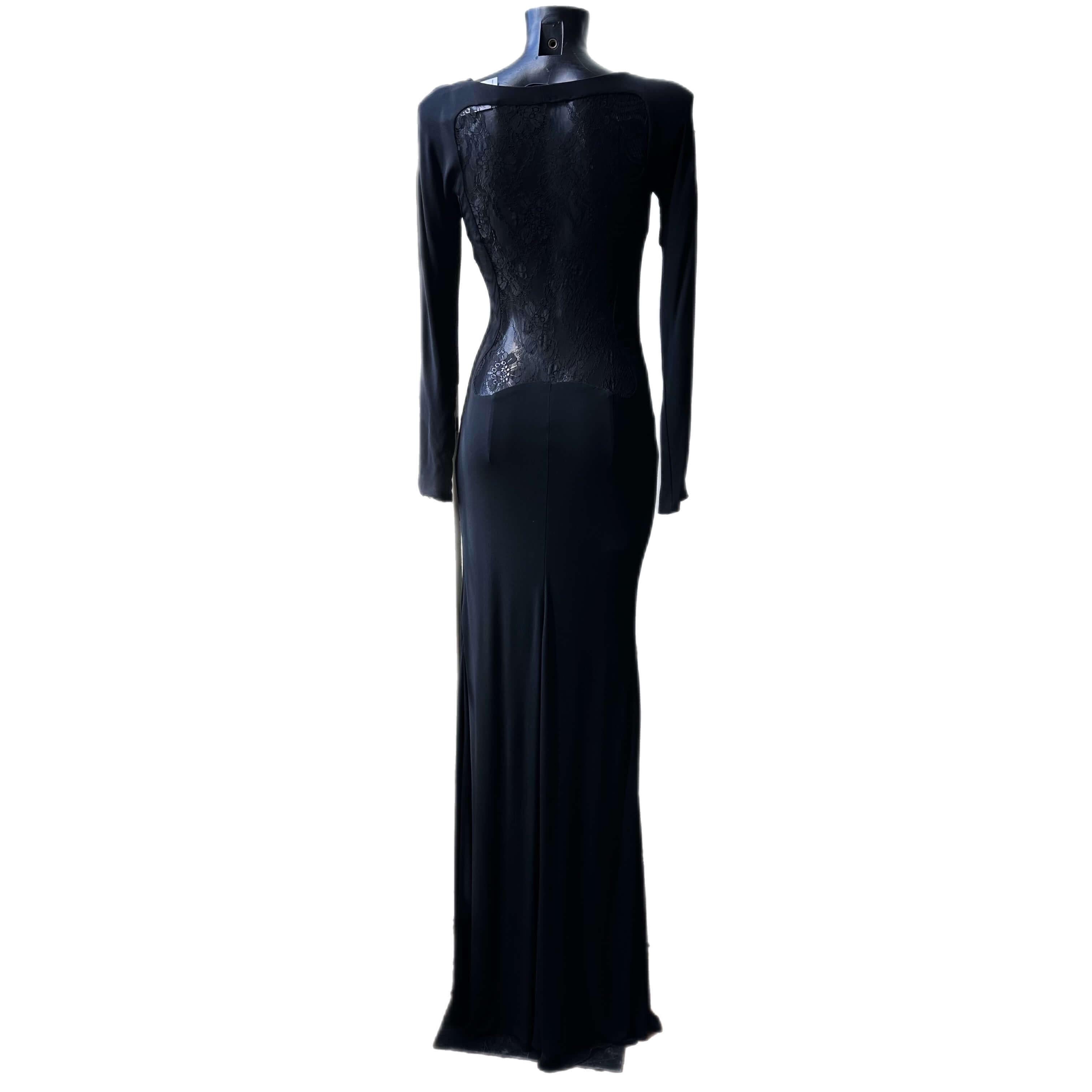 elegant and sensual, this dress by Gai Mattiolo has an enveloping fit that outlines the shapes.
black with embroidery and transparencies with deep gap of 80cm
measures:
length 188cm
shoulders 42cm
sleeve 63cm
waist 33cm
hips 38cm