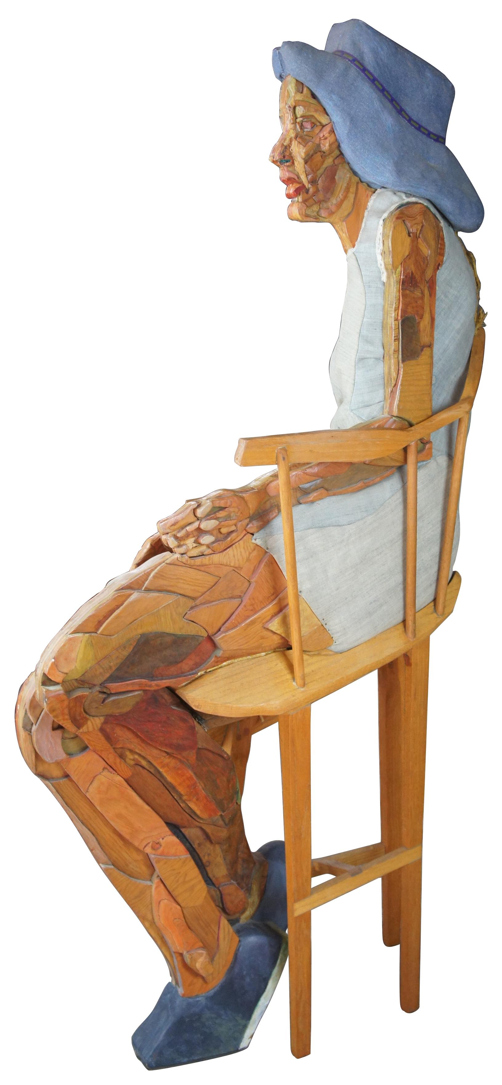 Gail von Thomas Giebink überlebensgroße Holzskulptur Figur Frau im Stuhl

