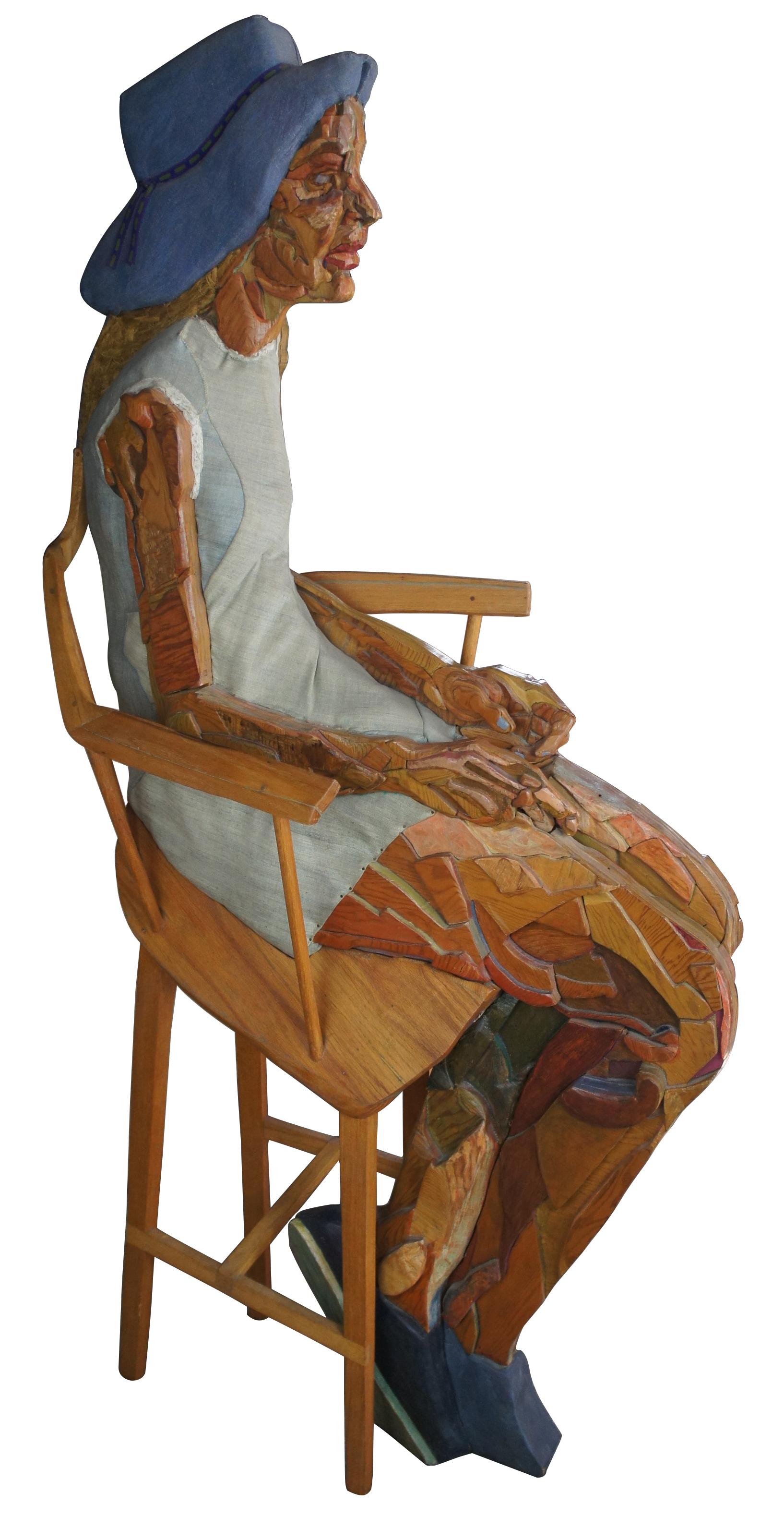Gail by Thomas Giebink Überlebensgroße Holzskulptur Figur Frau im Stuhl (Expressionismus) im Angebot
