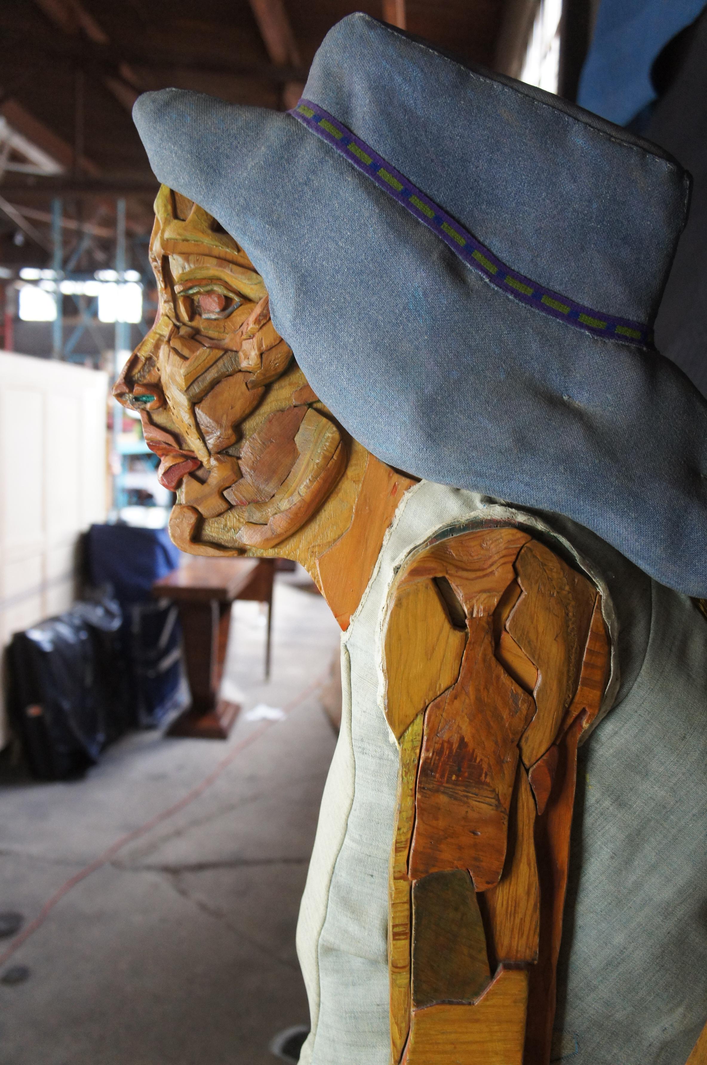Gail by Thomas Giebink Überlebensgroße Holzskulptur Figur Frau im Stuhl im Zustand „Gut“ im Angebot in Dayton, OH
