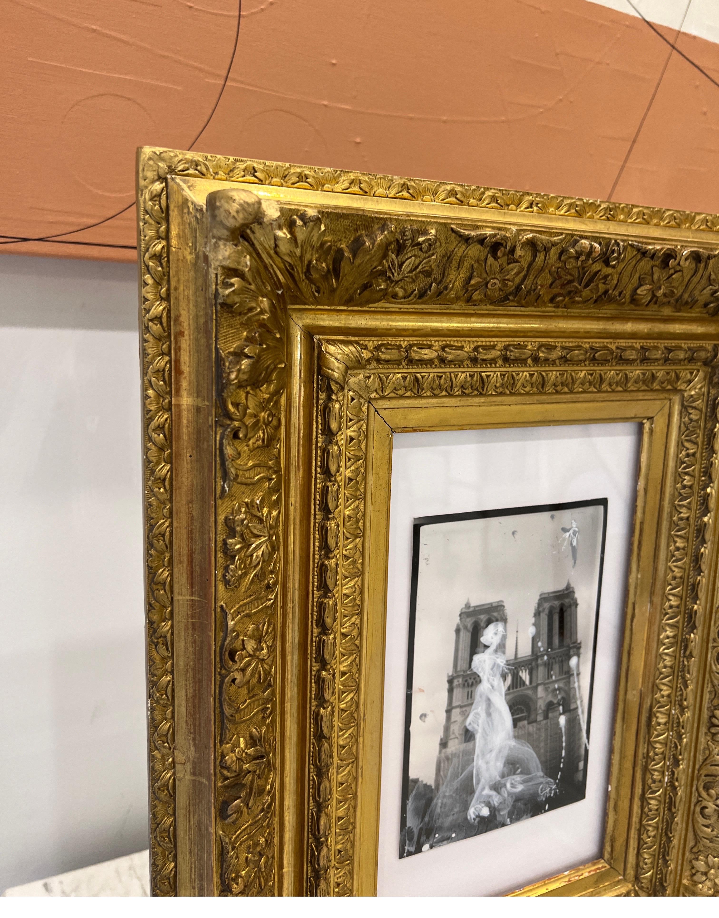 Eingang von Gail Foster, zeitgenössische Notre Dame-Fotografie in antikem Rahmen 2
