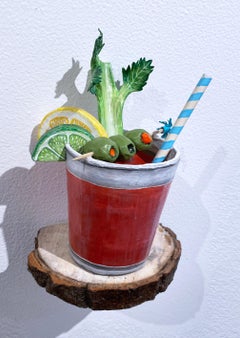 Bloody Mary, figurative Papiermaché-Wandskulptur, Cocktail mit Celery, oliv