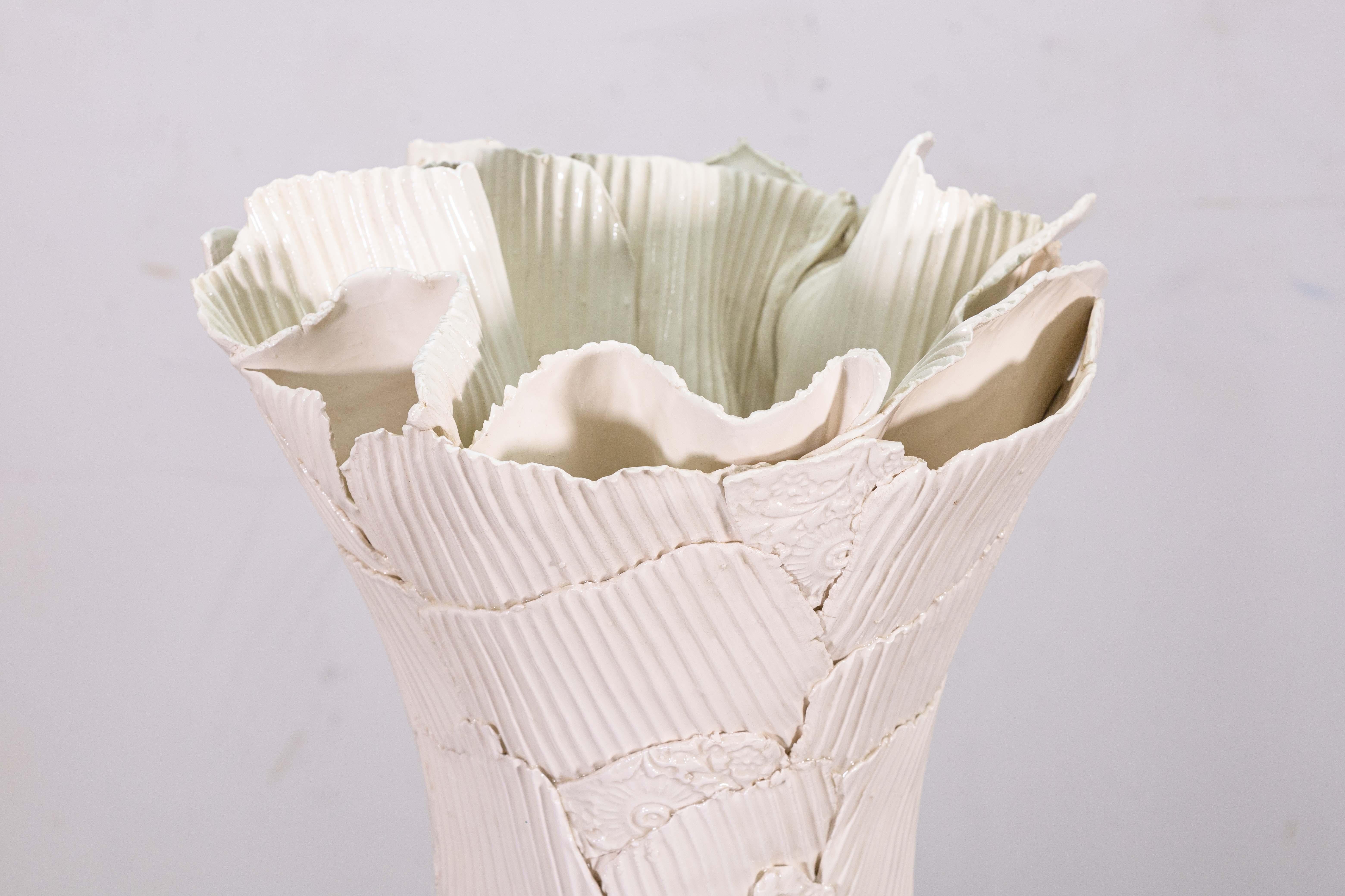 Un vaso da terra rotondo di Gail Markiewicz. Questo splendido pezzo di ceramica fatto a mano presenta un incredibile disegno patchwork/assemblaggio. Questo pezzo riprende una varietà di texture e dettagli della ceramica e li combina insieme per
