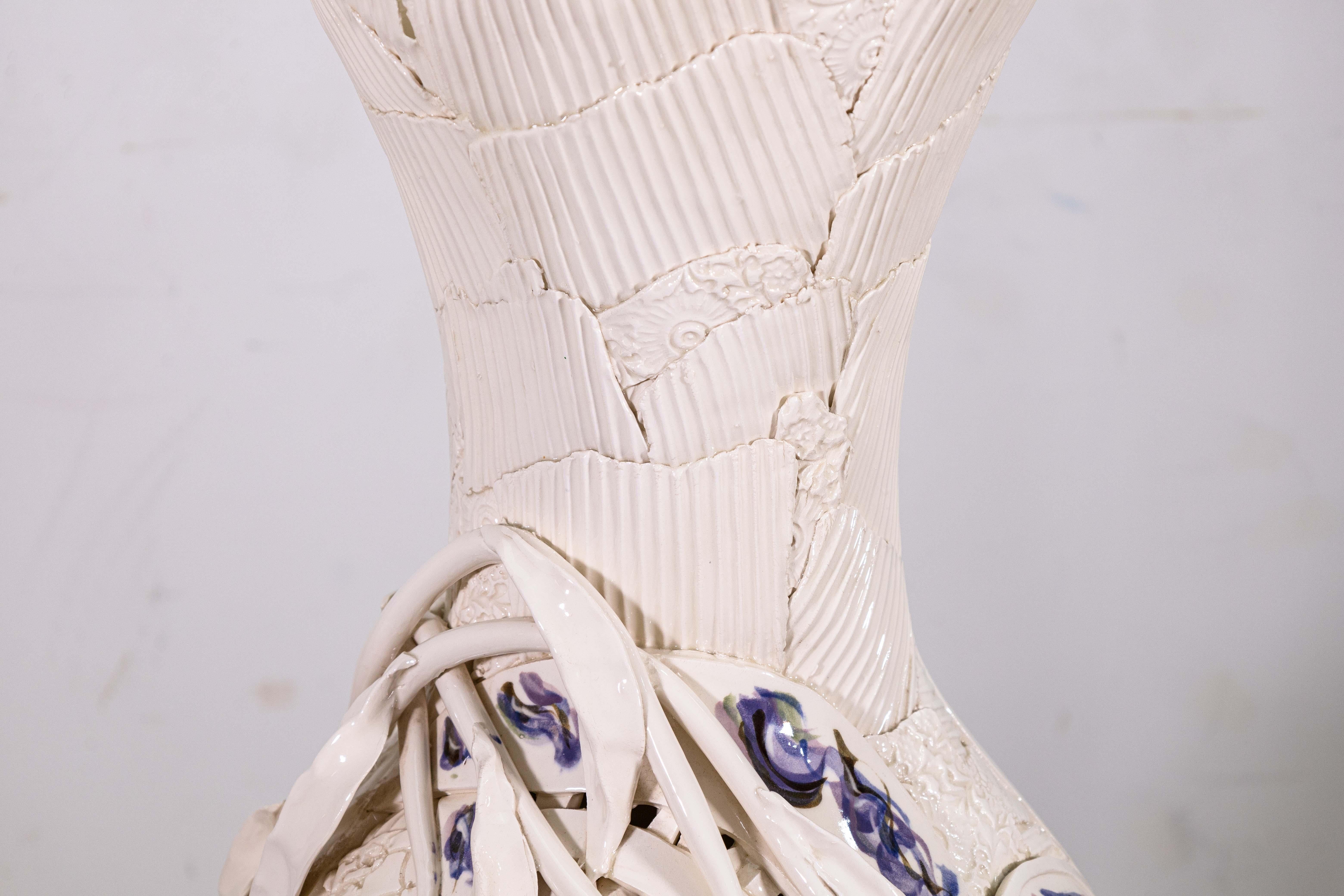 Sconosciuto Gail Markiewicz ha firmato un grande vaso in ceramica patchwork floreale dipinto e assemblato in vendita