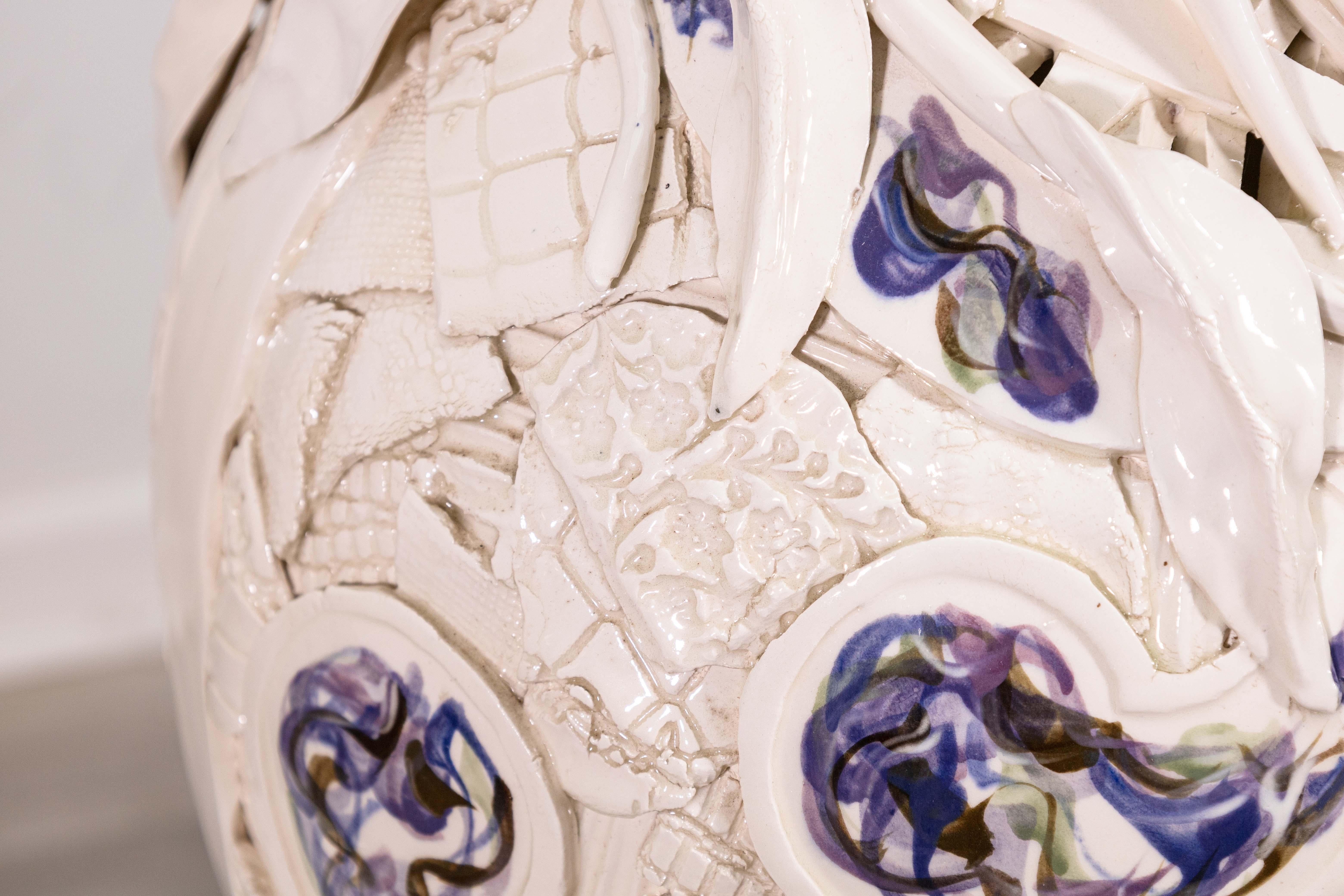 Terracotta Gail Markiewicz ha firmato un grande vaso in ceramica patchwork floreale dipinto e assemblato in vendita