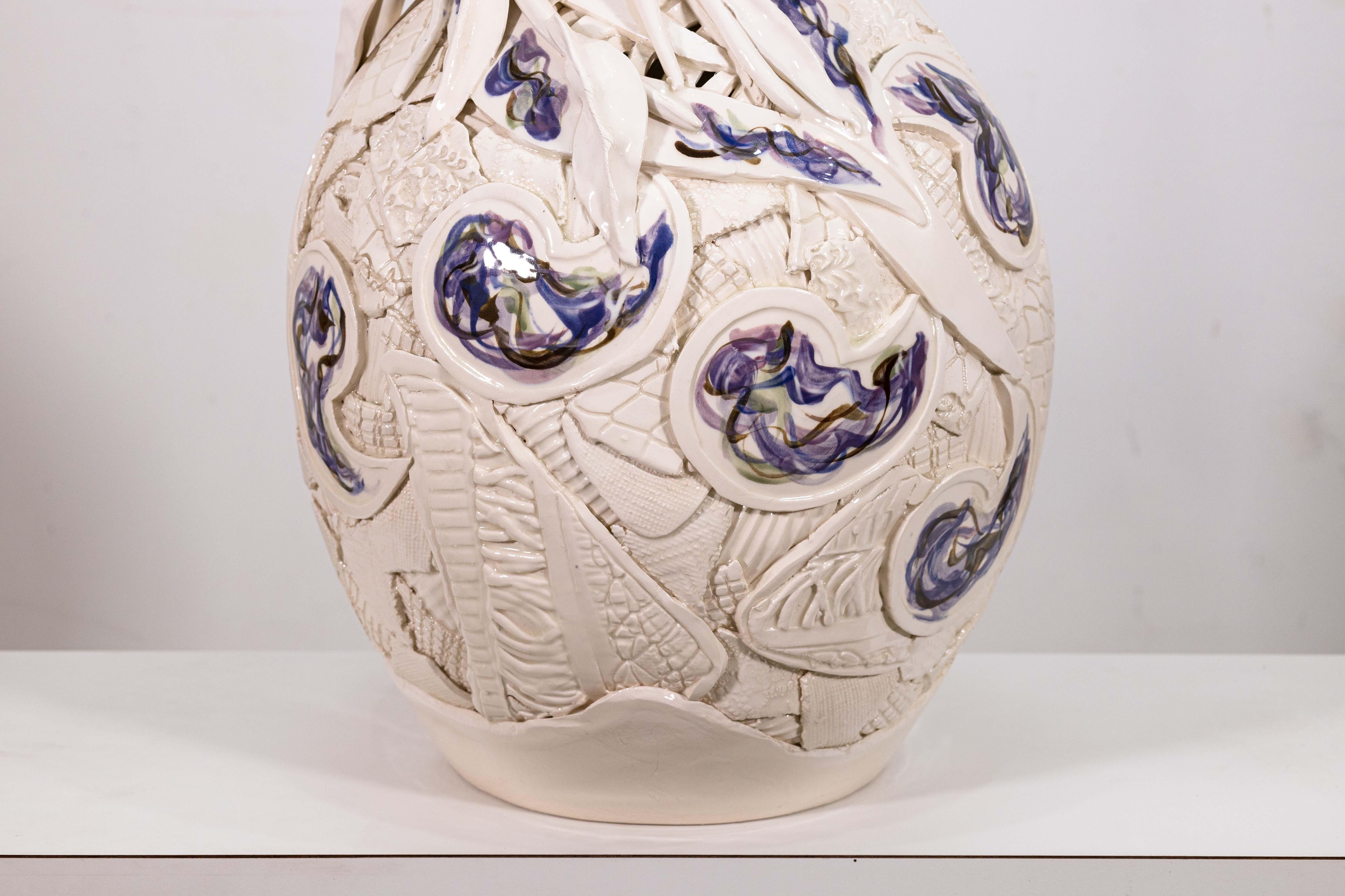 Gail Markiewicz ha firmato un grande vaso in ceramica patchwork floreale dipinto e assemblato in vendita 1