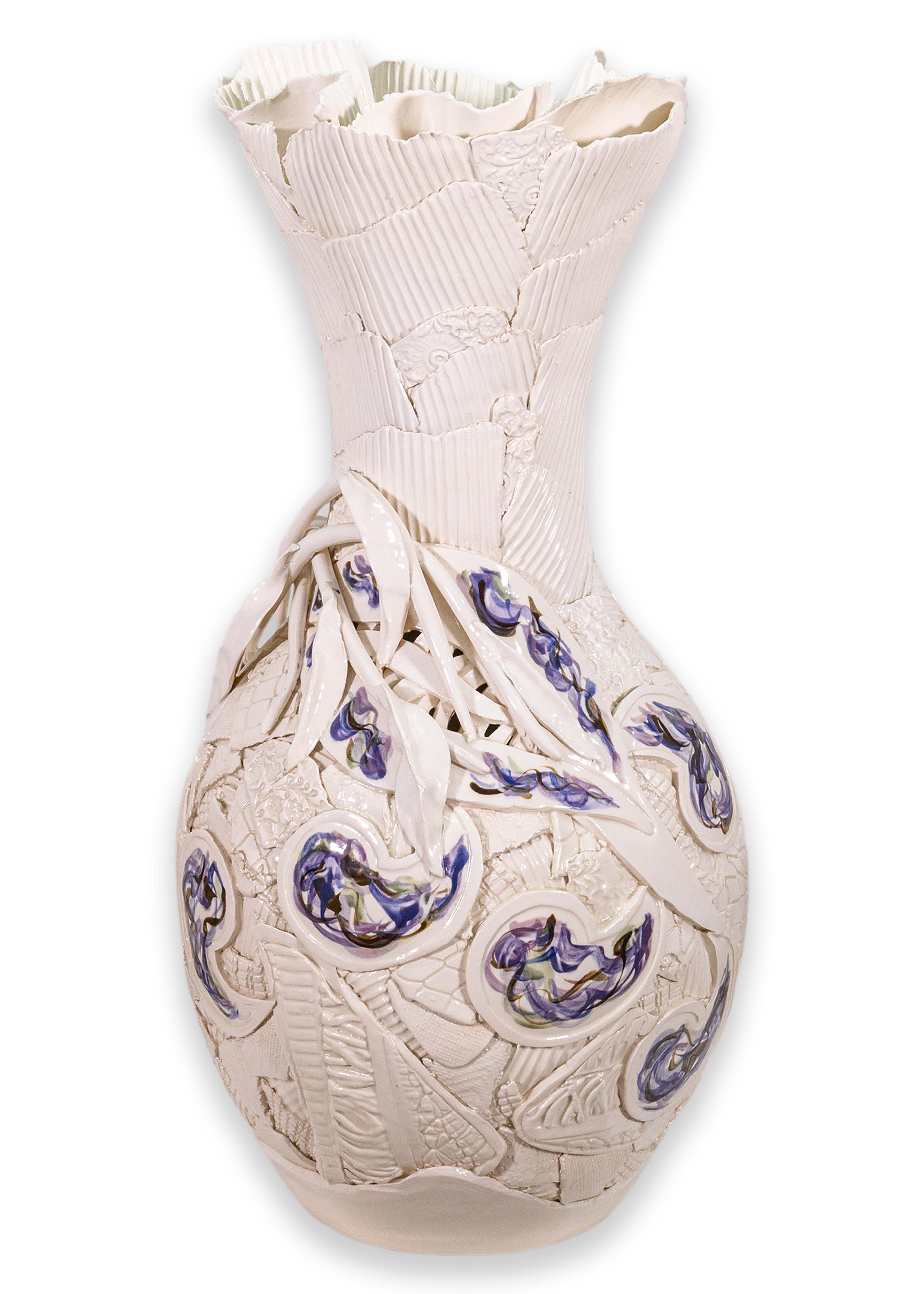 Gail Markiewicz ha firmato un grande vaso in ceramica patchwork floreale dipinto e assemblato in vendita 3