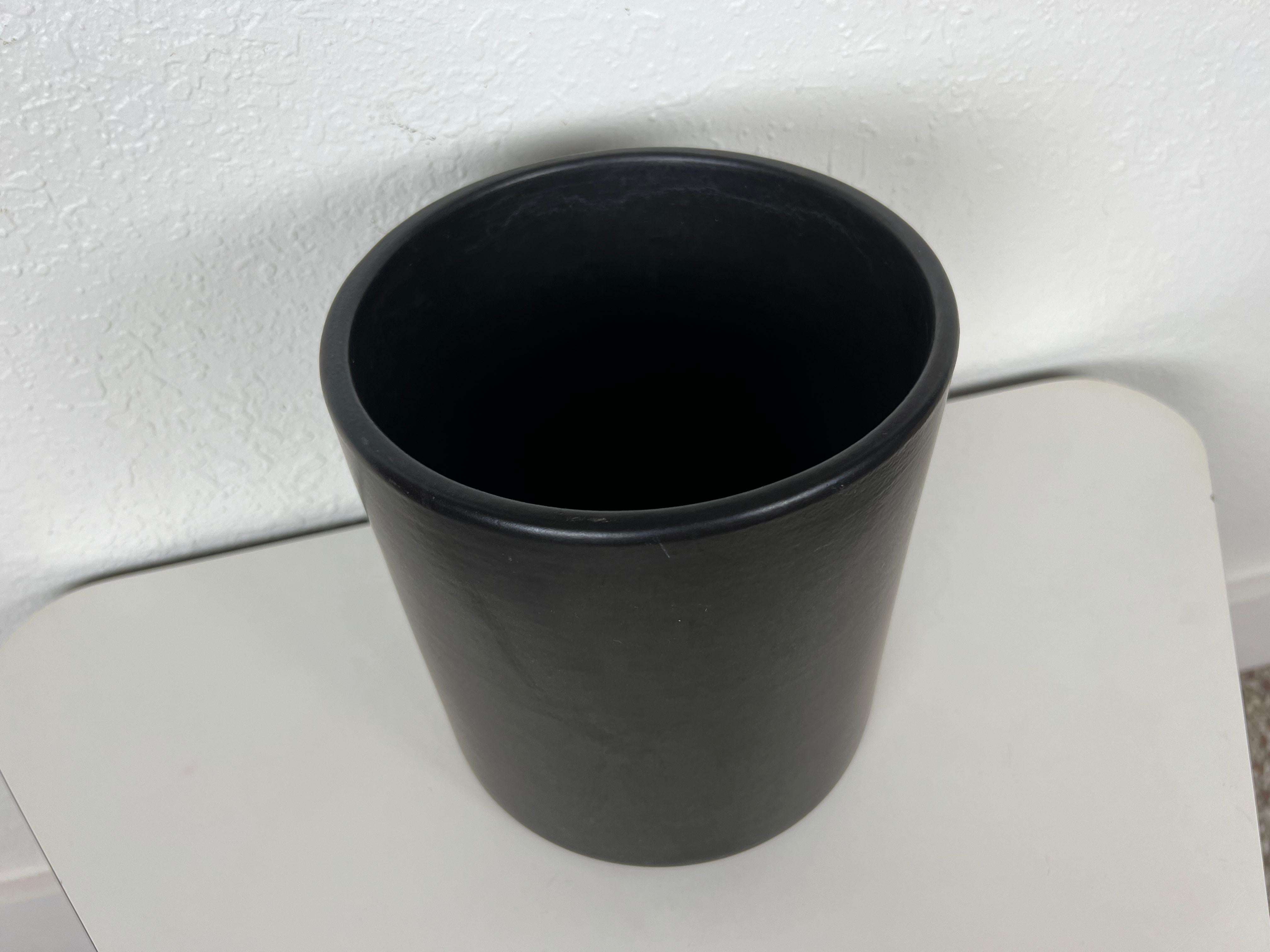 Vintage matte black glazed AC-12 cylindrical planter by Gainey Ceramics. For use indoor or outdoors. 

Maker: Gainey Ceramics

Origin: La Verne, California

Year: 1960s

Style: Mid-Century Modern

Dimensions: 8.25