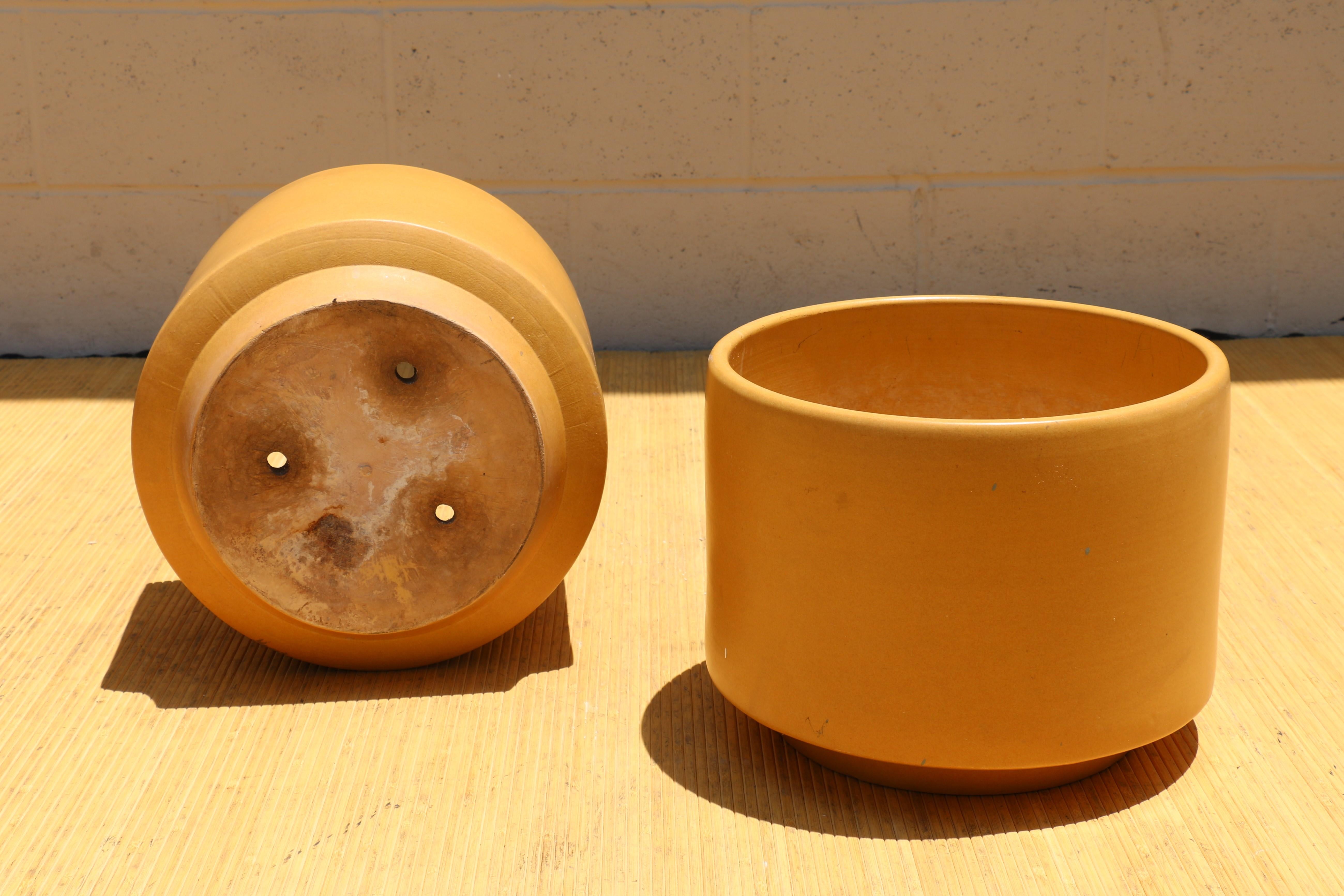 Paire de jardinières modernes Gainey Art Pottery à glaçure jaune satiné en vente 3