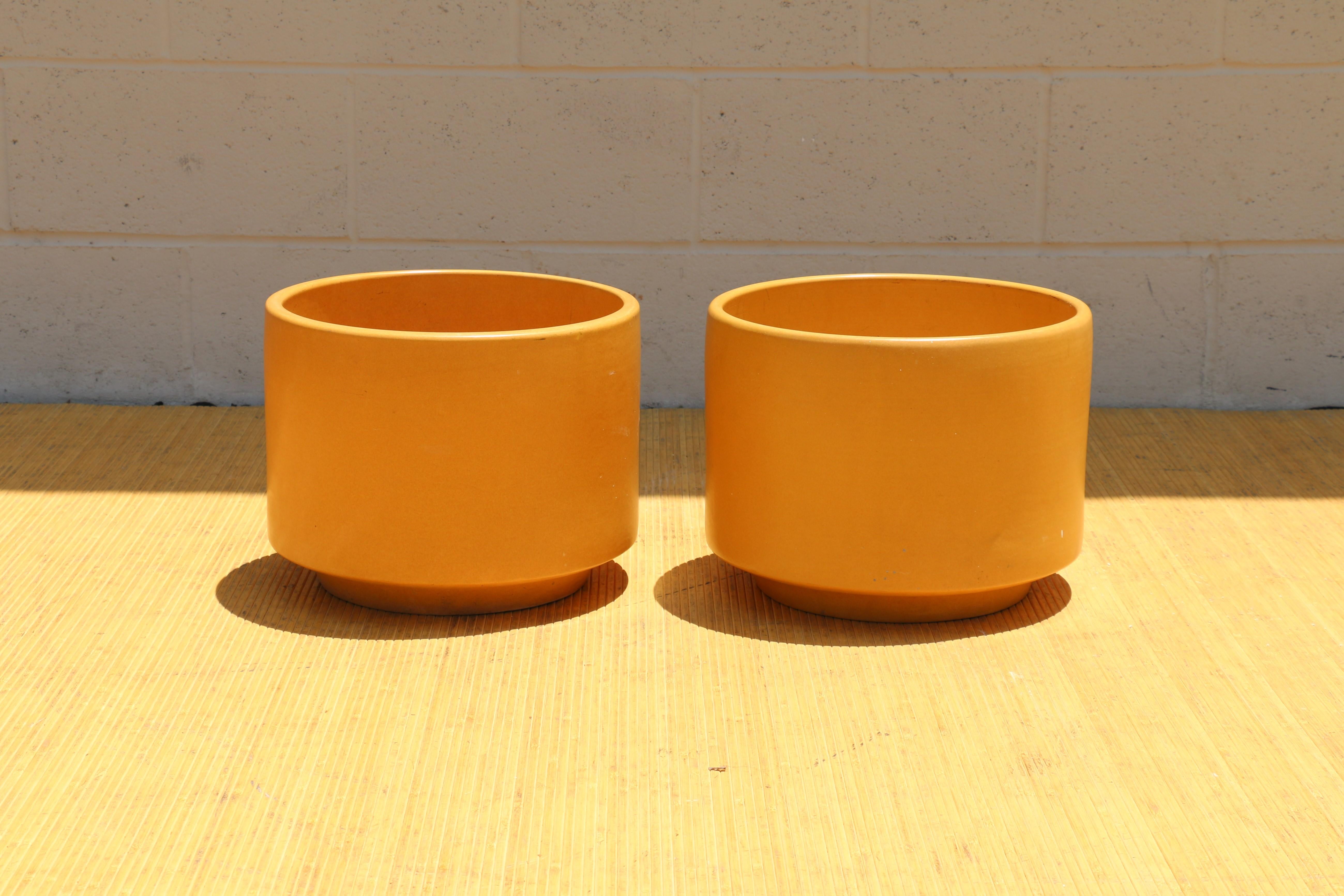 Merveilleuse paire de jardinières en poterie architecturale finie en glaçure jaune satinée. Ces jardinières ne présentent pas l'enseigne dans le fond comme c'est le cas habituellement. Ils sont fabriqués en Californie. Original des années 1970.